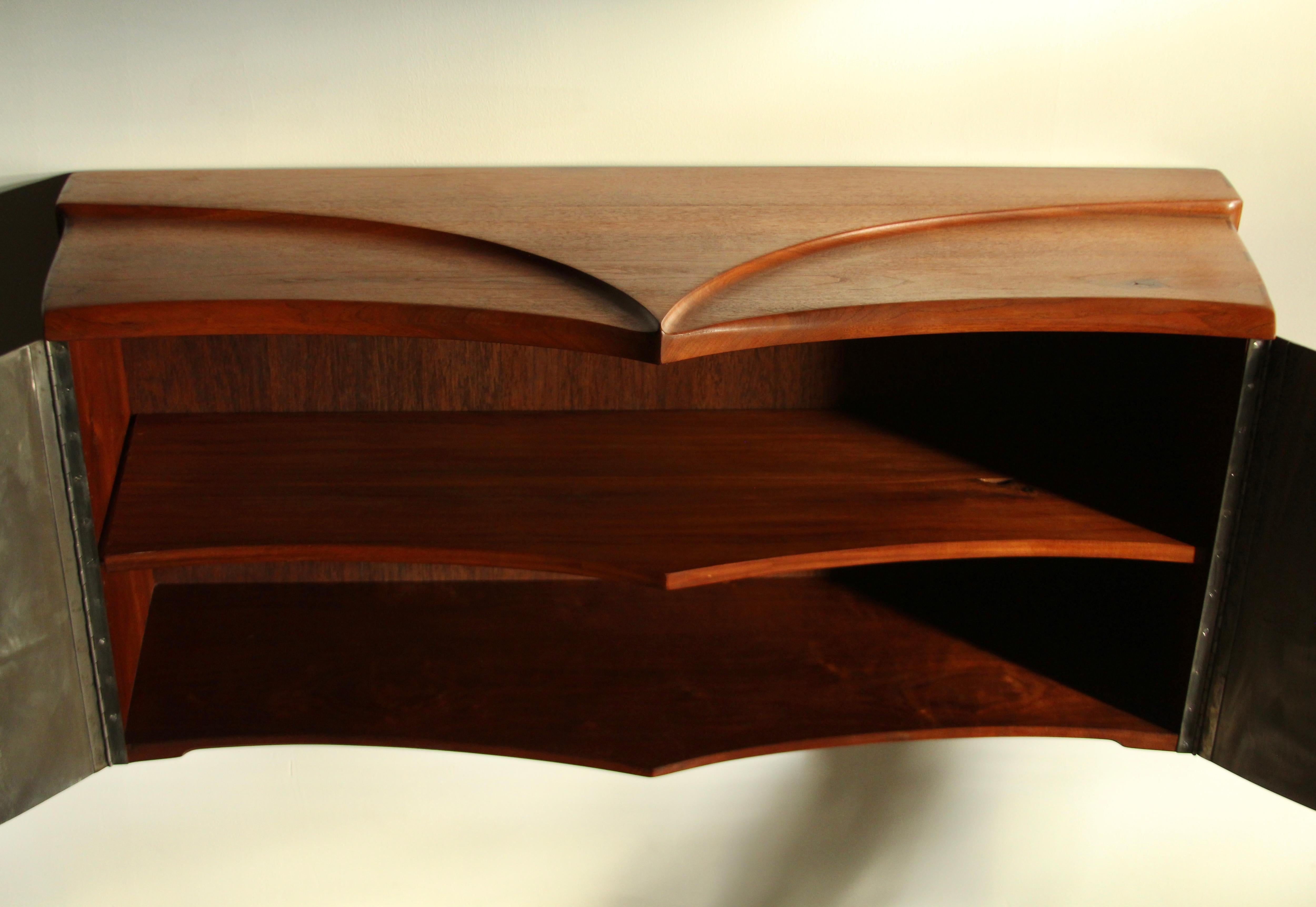 Paul Sisko Credenza da parete Studio in noce e acciaio, 1973 in vendita 11