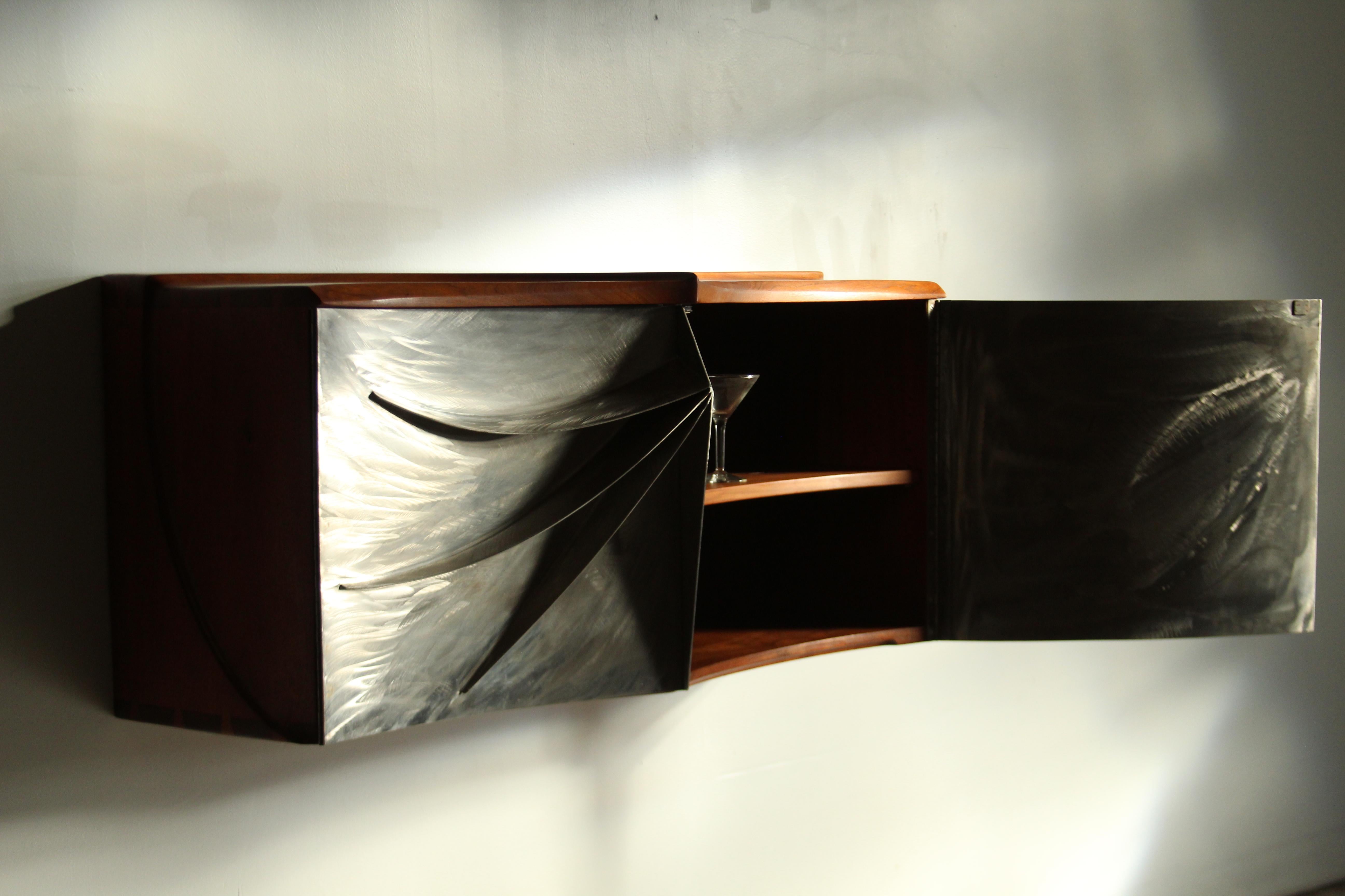 Fine XX secolo Paul Sisko Credenza da parete Studio in noce e acciaio, 1973 in vendita
