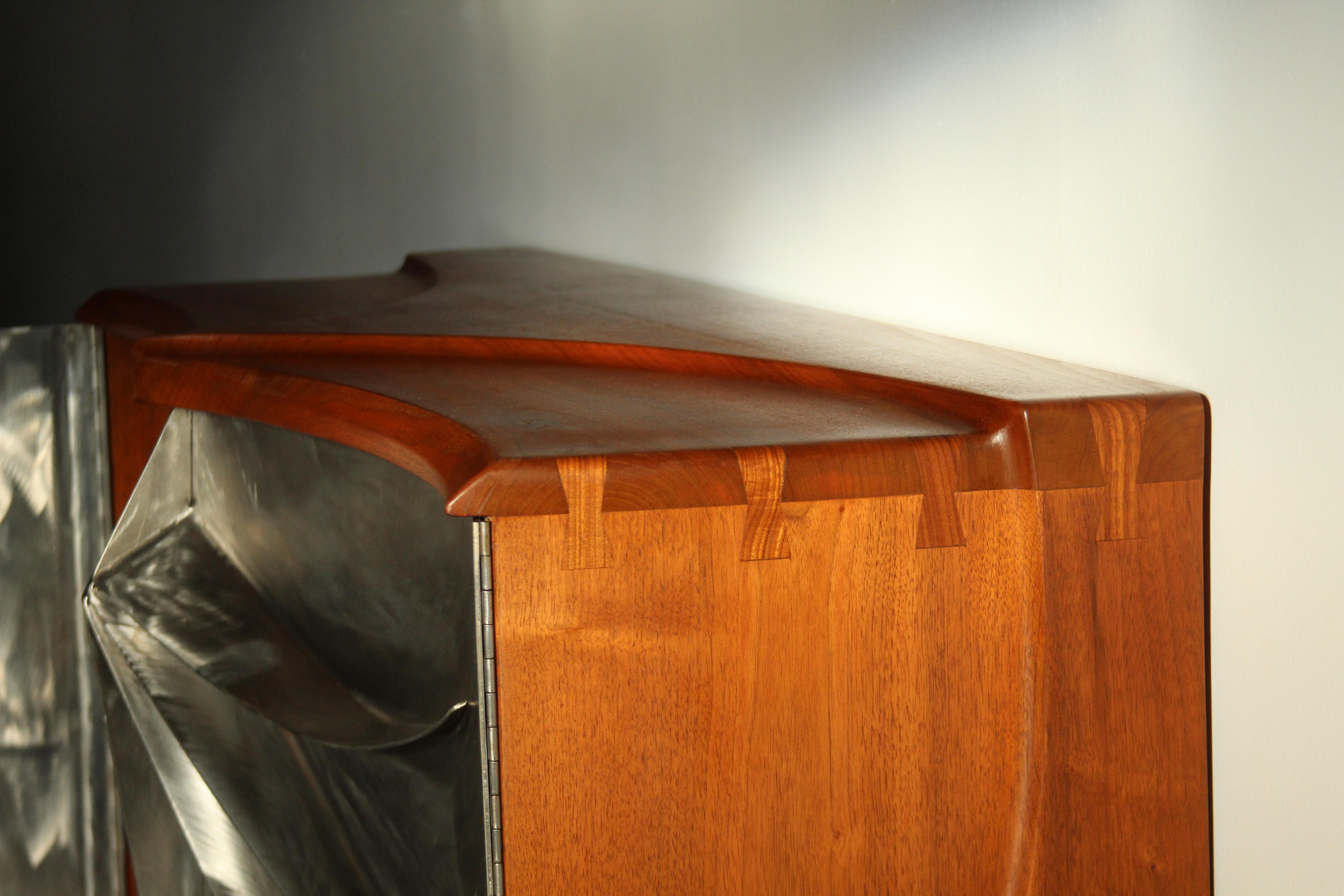 Paul Sisko Credenza da parete Studio in noce e acciaio, 1973 in vendita 1