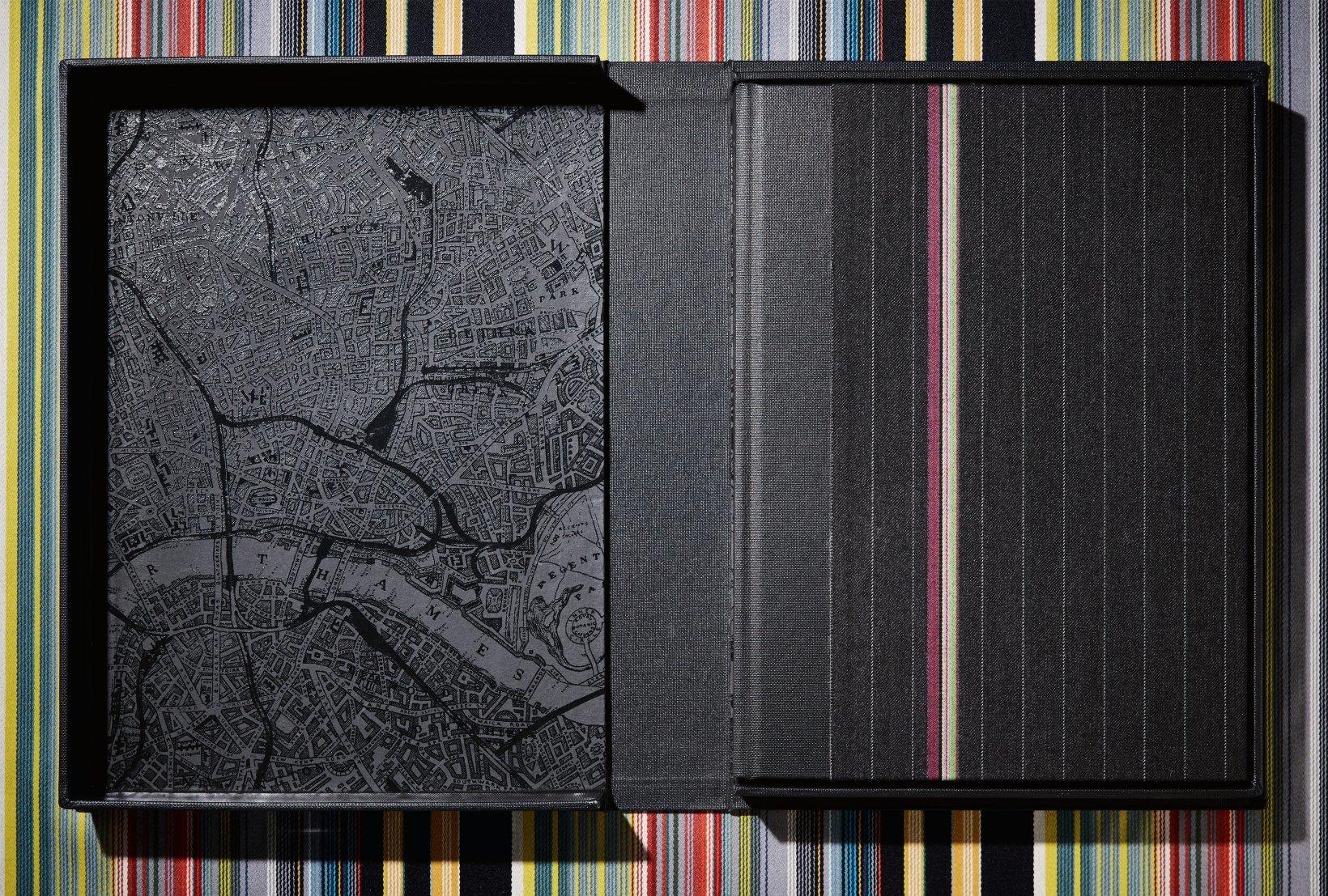 London. Porträt einer Stadt 'Piccadilly Zirkusfarbendruck & Limitierte Auflage des Buches (Grau), Print, von Paul Smith 