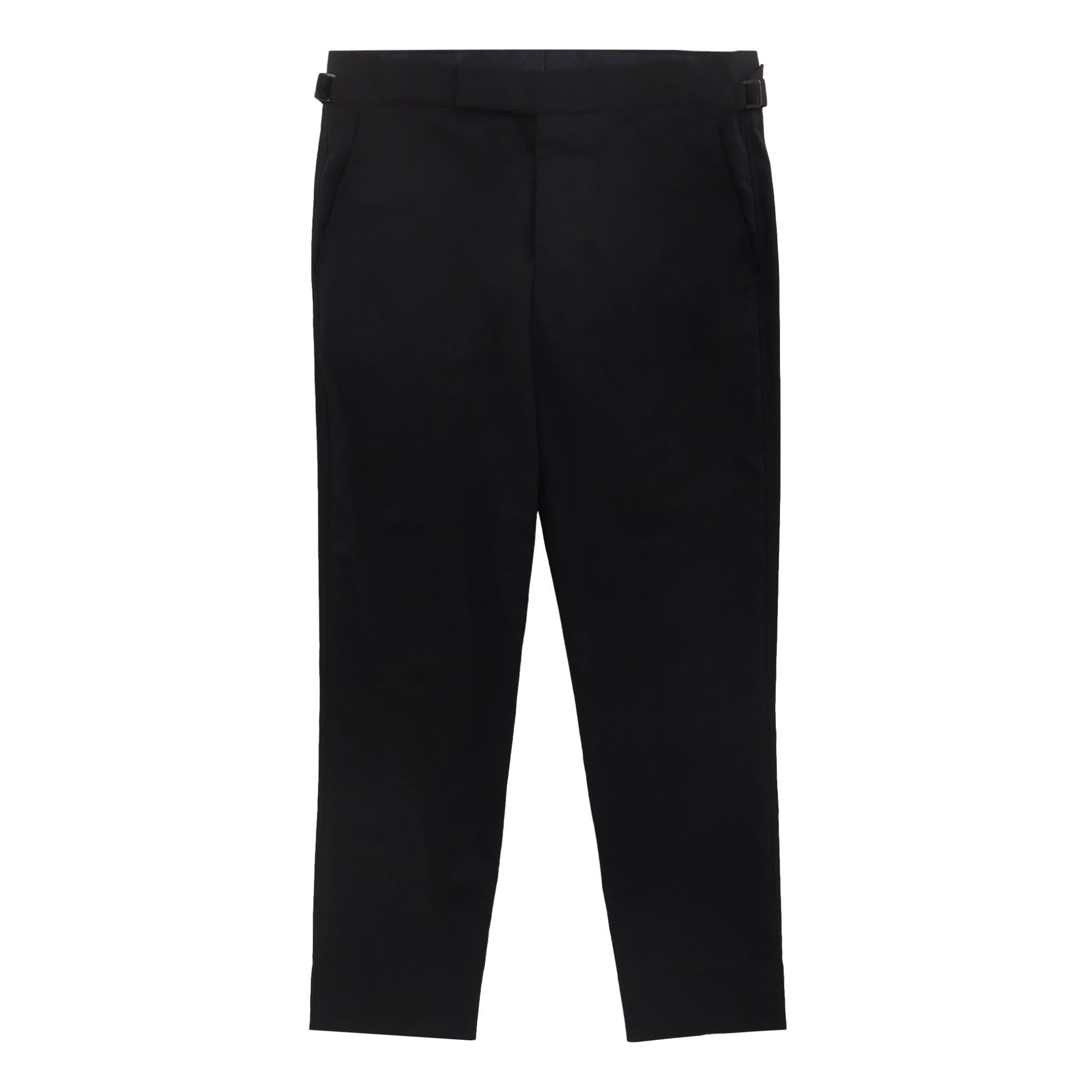 Abito da sera in lana con perline di Paul Smith

Abito da smoking nero con vestibilità sartoriale.

Il blazer è caratterizzato da decorazioni con perline sul colletto, chiusura a un bottone, tasche a filetto e polsini con bottoni.

I pantaloni sono