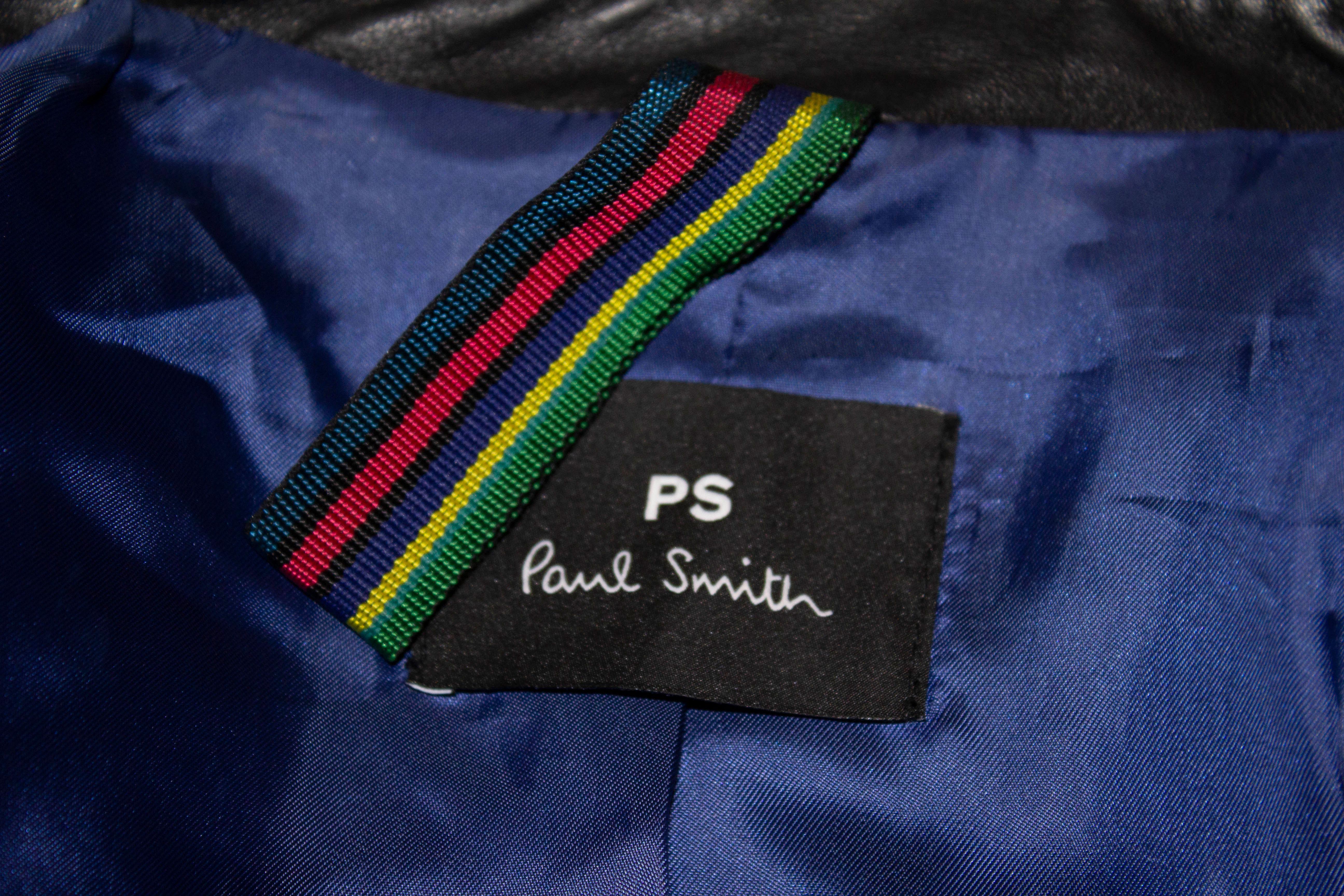 Une veste en cuir noir super doux de Paul Smith PS. La veste est ornée de broderies sur le devant et est entièrement doublée. Taille S Mesures : Buste jusqu'à 36'', longueur 22''