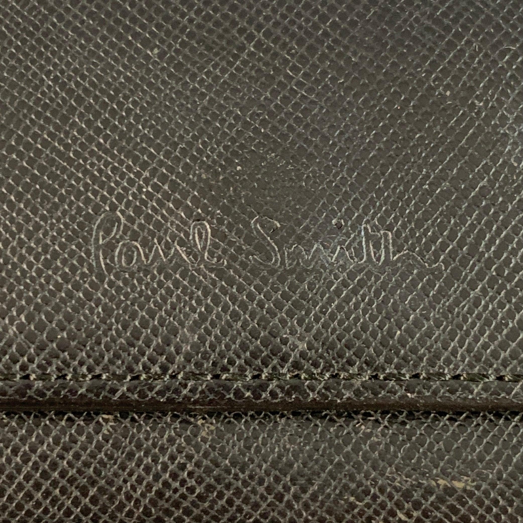 PAUL SMITH détenteur de la clé
en cuir saffiano noir avec quatre porte-clés en métal argenté, deux fentes pour cartes et une fermeture à bouton-pression. 4.25 x 2.5 pouces 
  
  
 
Référence Sui Generis : 140831
Catégorie : Sacs et articles de