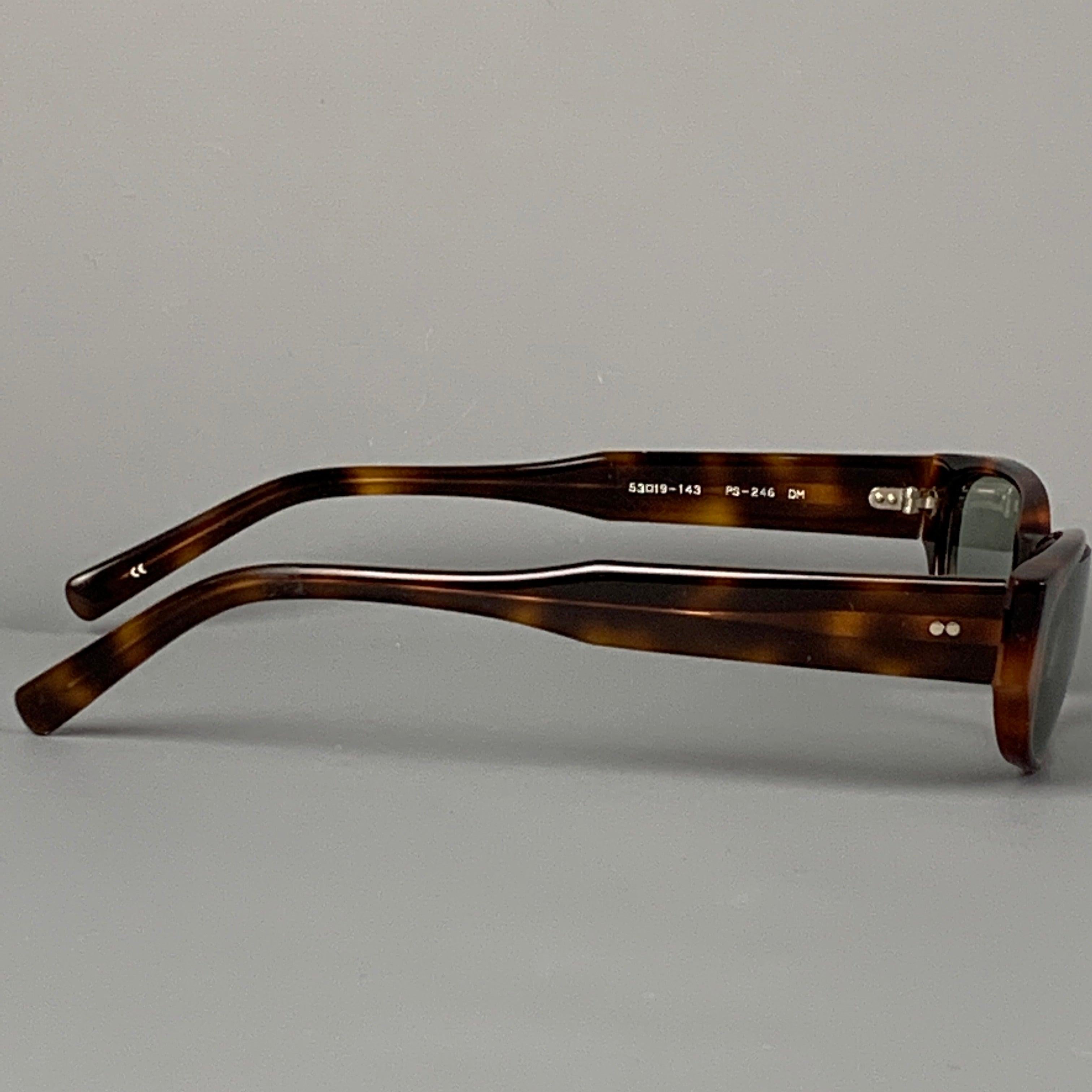 PAUL SMITH Sonnenbrille aus braunem Schildpatt-Acetat mit getönten Gläsern. Hergestellt in Japan.
Gut
Gebrauchtes Zustand. 

Markiert:   53-19-143 PS-246 DM  

Abmessungen: 
  Länge: 14 cm. Höhe: 3 cm.
  
  
 
Referenz: 81965
Kategorie: