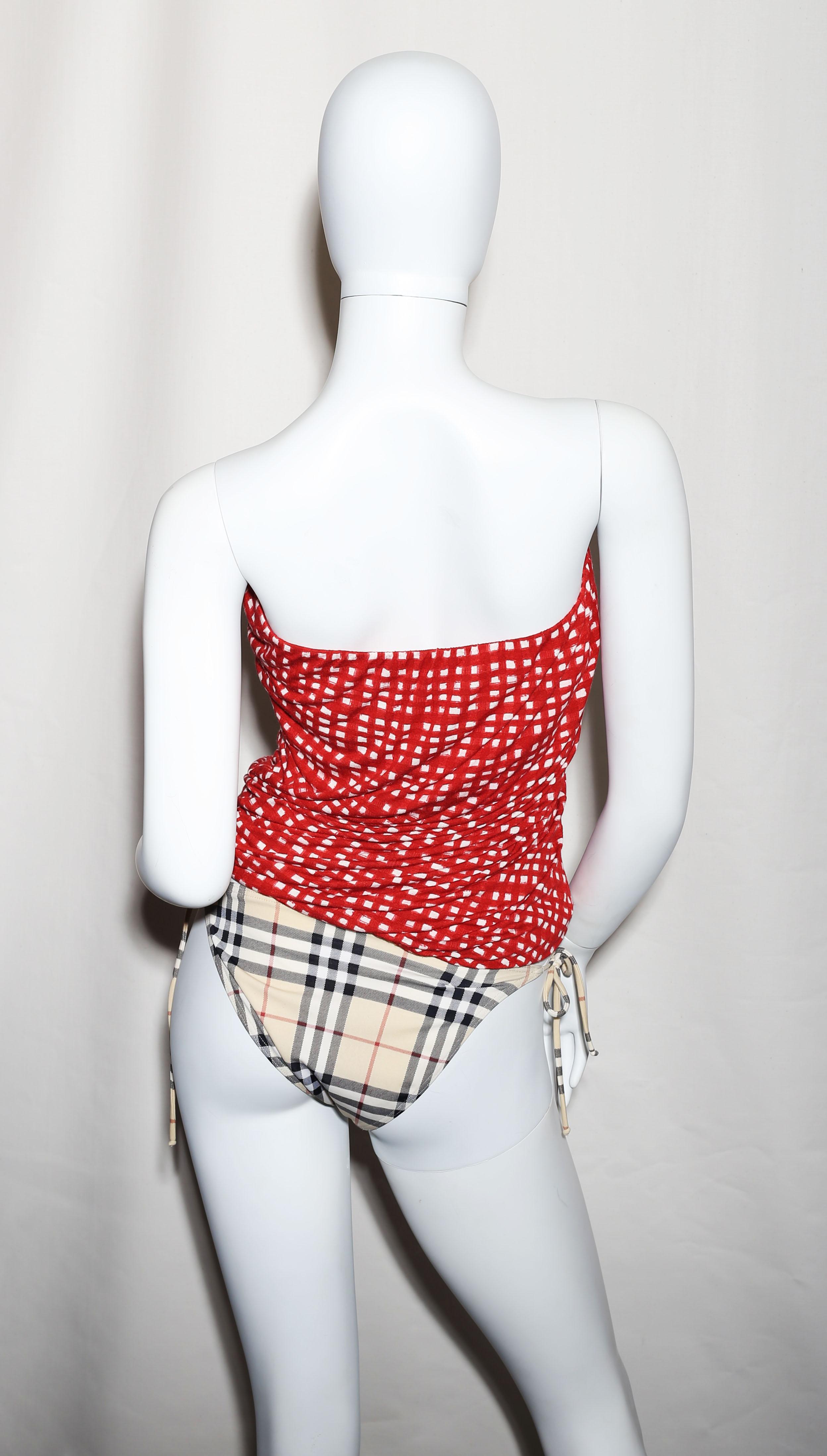 Paul Smith cropped top in red and white vichy pattern 
Elastyne and cotton Elastyc very summery and easy to use
Mediterranean and  and French Riviera Look
Size Large 
Designer women's top, Whether for layers or finishing up a fashionable outfit,