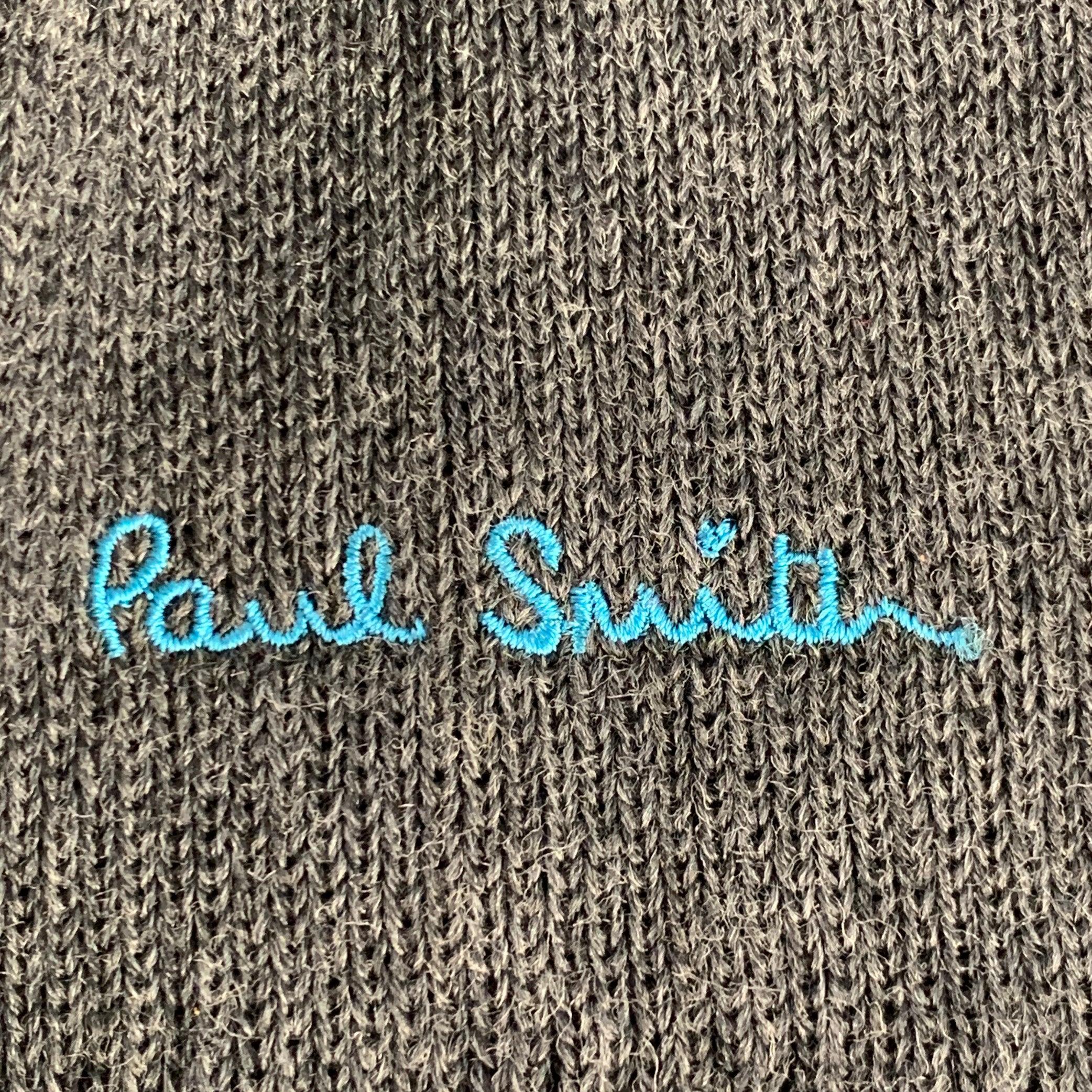 PAUL SMITH
sciarpa in maglia di lana grigia con logo ricamato in blu e frange alle estremità. Made in Germany.Buone condizioni d'uso. Segni di usura sulla frangia. 

Misure: 
  69 x 14 pollici 
  
  
 
Riferimento Sui Generis: 139106
Categoria: