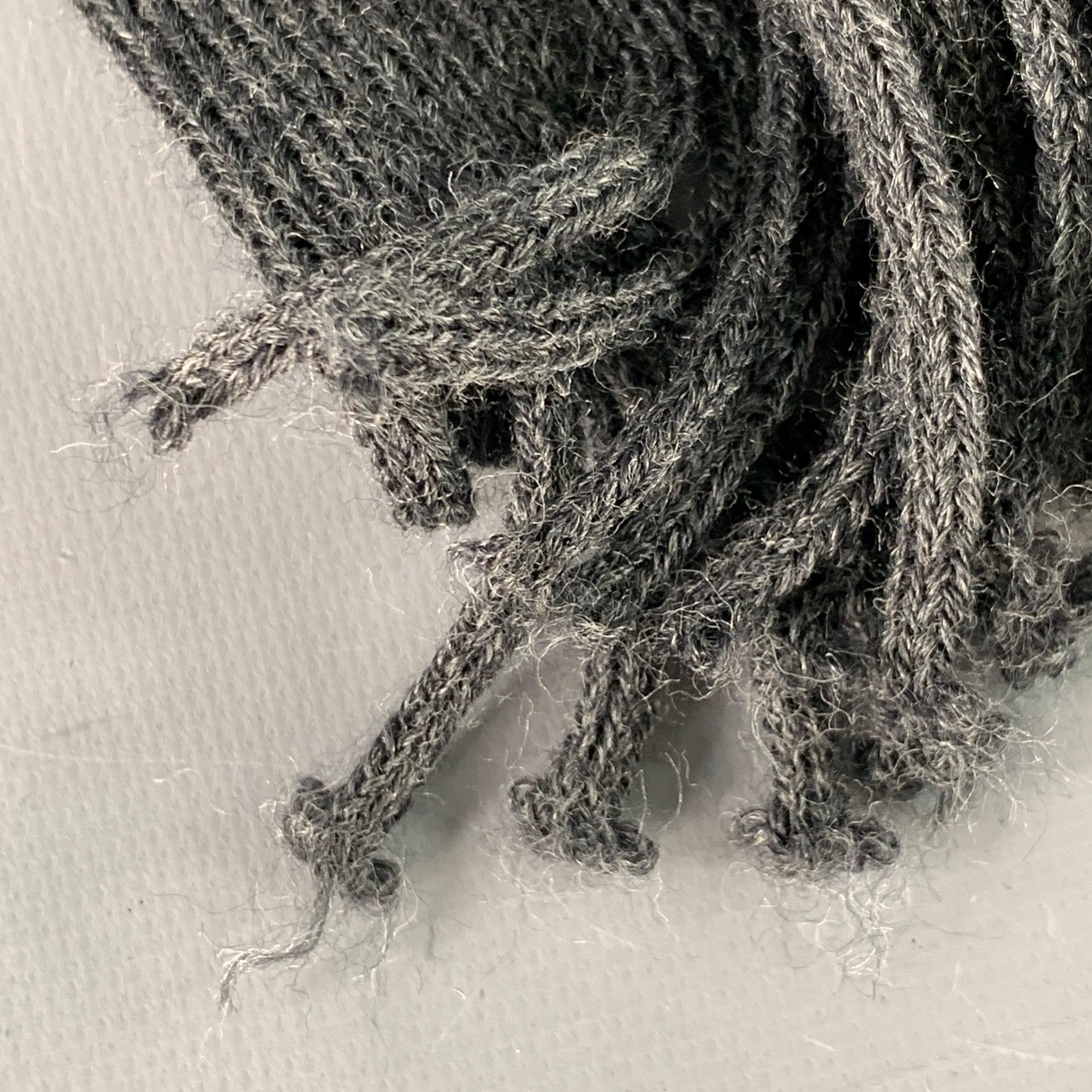 Sciarpa con frange in maglia di lana ricamata grigio-blu di Paul Smith in vendita 1