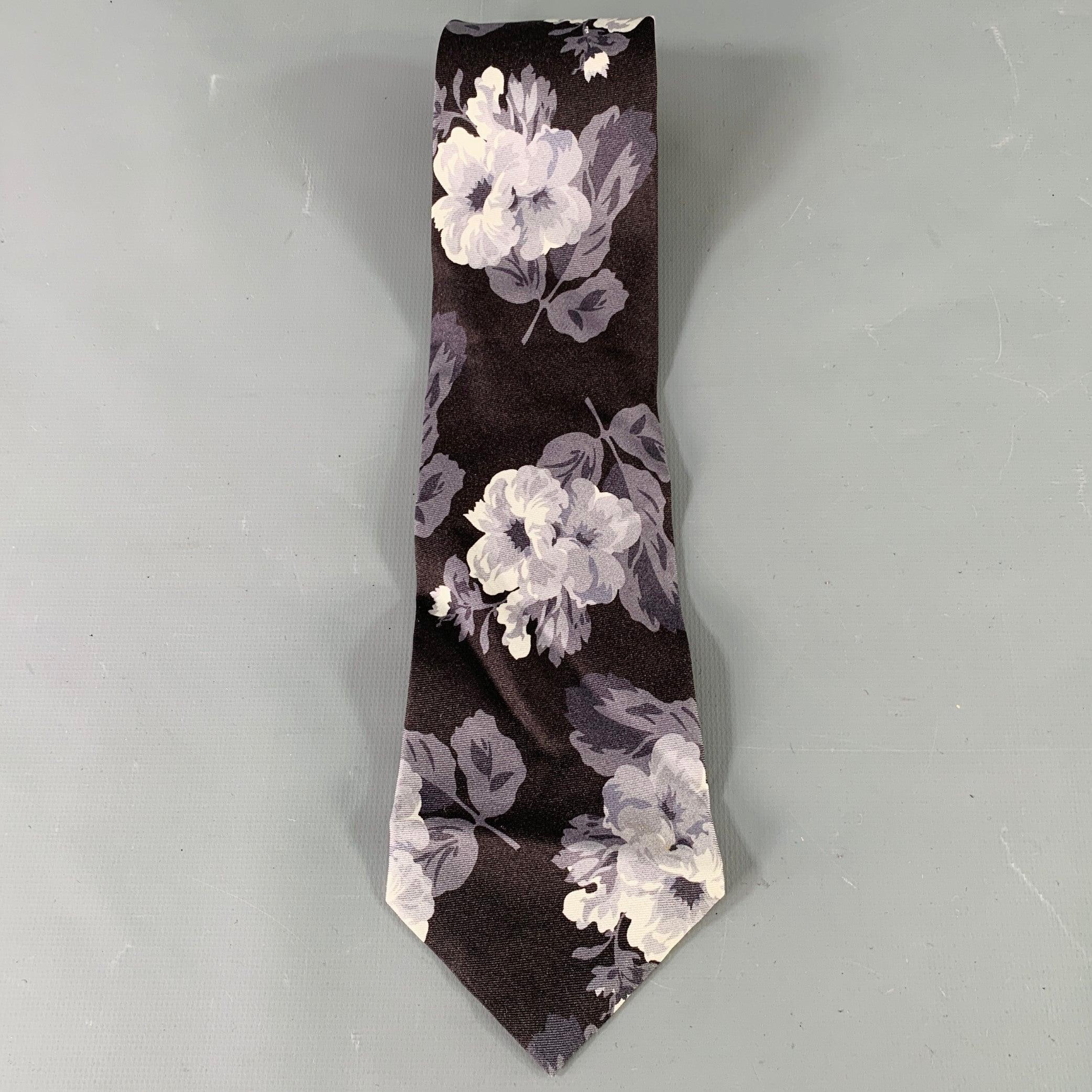 PAUL SMITH necktie
in a grey and charcoal silk featuring a floral pattern. Made in Italy.Excellent Pre-Owned Condition. 

Measurements: 
  Width: 3.5 inches Length: 59 inches 
  
  
 
Sui Generis Reference: 137039
Category: Tie
More Details
   