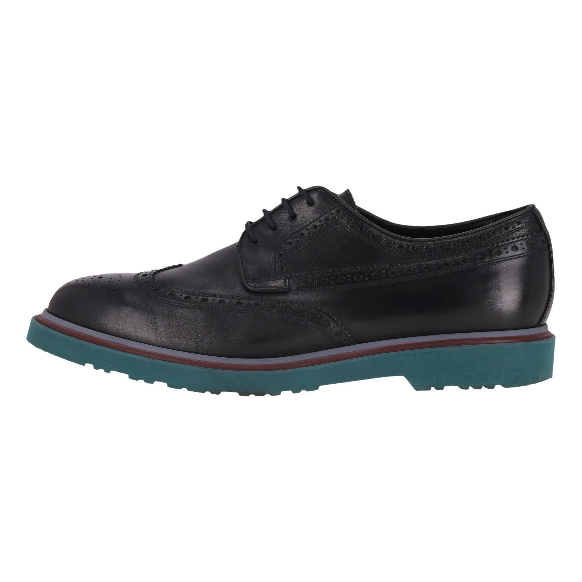 Paul Smith Brogues aus Leder

Schwarze Flats, in Italien aus hochwertigem schwarzem Leder mit charakteristischen perforierten Details gefertigt.

Er hat eine runde Spitze und eine leichte, aber klobige, blaugrüne Gummisohle, gepaart mit einer