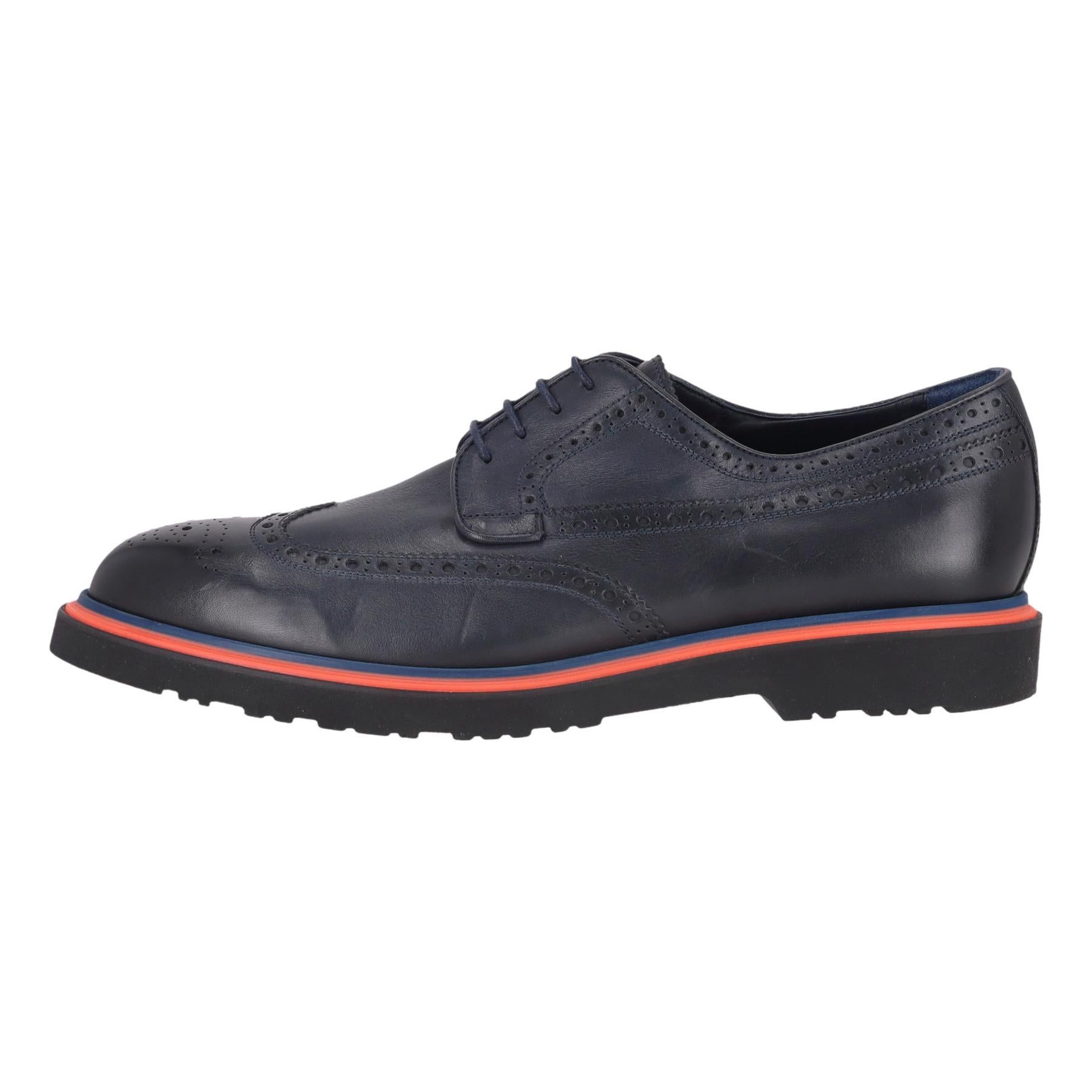 Paul Smith Brogues aus Leder

Marineblaue Flats aus schwarzem Premium-Leder mit den charakteristischen perforierten Details.

Er hat eine runde Spitze und eine leichte, aber klobige Gummisohle, gepaart mit einem kontrastierenden roten und blauen