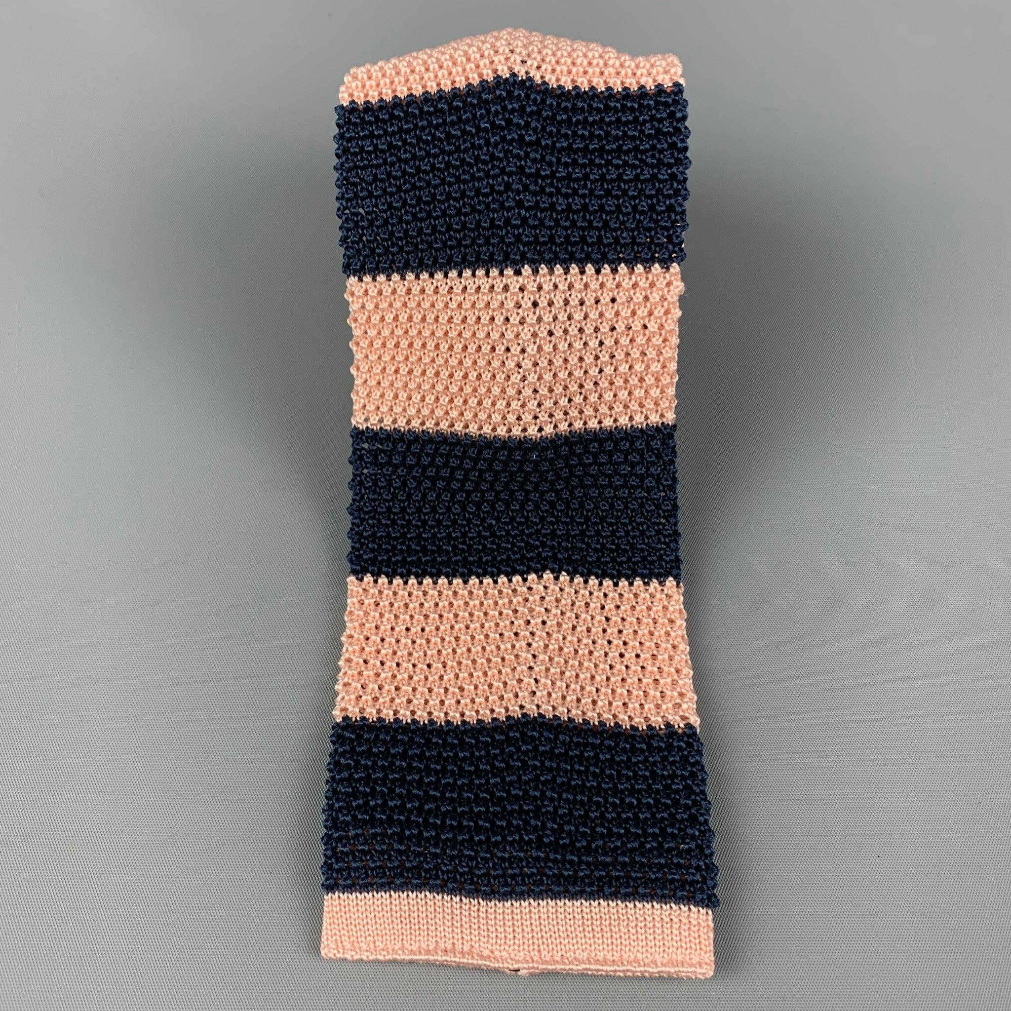PAUL SMITH
La cravate est en sergé de soie tricoté marine et rose avec un imprimé à rayures sur tout le pourtour. Fabriquées en Italie. Très bon état d'origine. 

Mesures : 
  Largeur : 3 pouces Longueur : 62 pouces 
  
  
 
Référence :