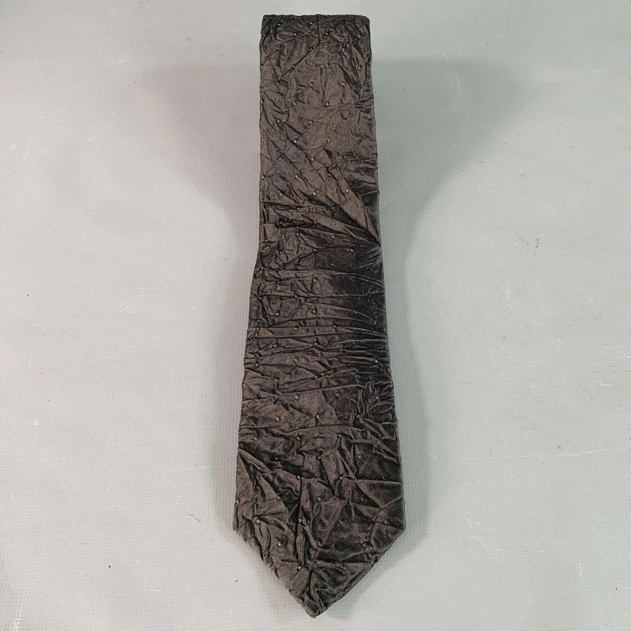 PAUL SMITH
Cravate en soie noire au design froissé et au motif de points texturés. Fabriqué au Royaume-Uni.Très bon état d'usage.Largeur : 2.5 pouces Longueur : 56 pouces 
  
  
 
Référence Sui Generis : 141165
Catégorie : Cravate
Plus de détails
  