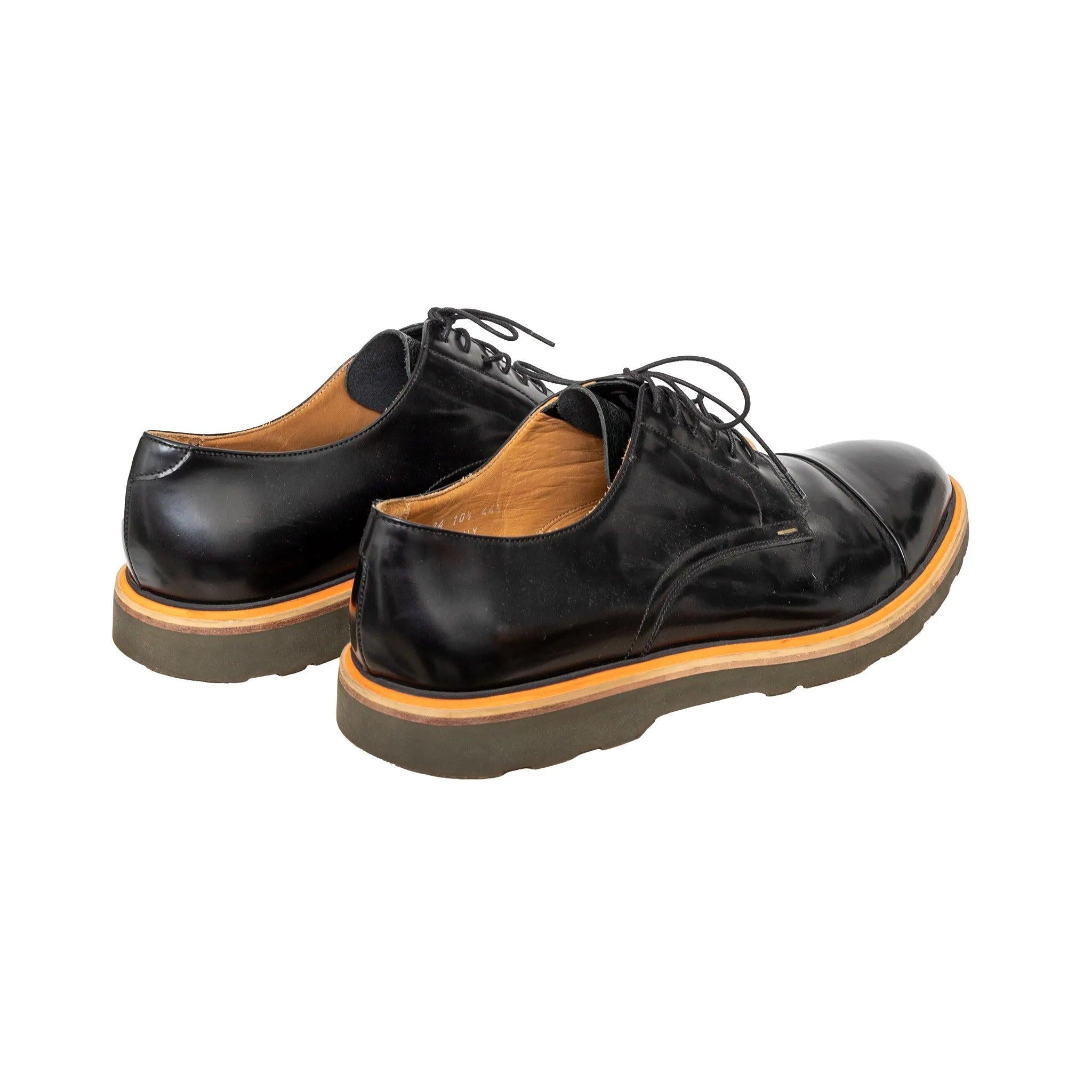 Chaussures Oxford en cuir noir poli de Paul Smith, dotées d'un bout pointu, d'une semelle marbrée, d'un design à lacets et d'une languette en cuir gaufré vert contrasté. 
 MATERIAL : Cuir 
 Mesures : Longueur de la semelle:30;Talon:2.5