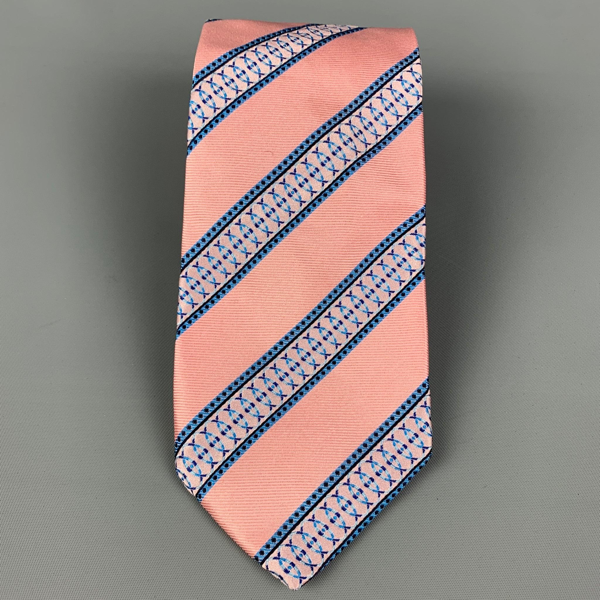 PAUL SMITH
La cravate est en soie rose et bleue avec un imprimé à rayures. Très bon état d'origine. 

Mesures : 
  Largeur :
3.5 pouces  Longueur : 60 pouces 
  
  
 
Référence : 120057
Catégorie : Cravate
Plus de détails
    
Marque :  PAUL