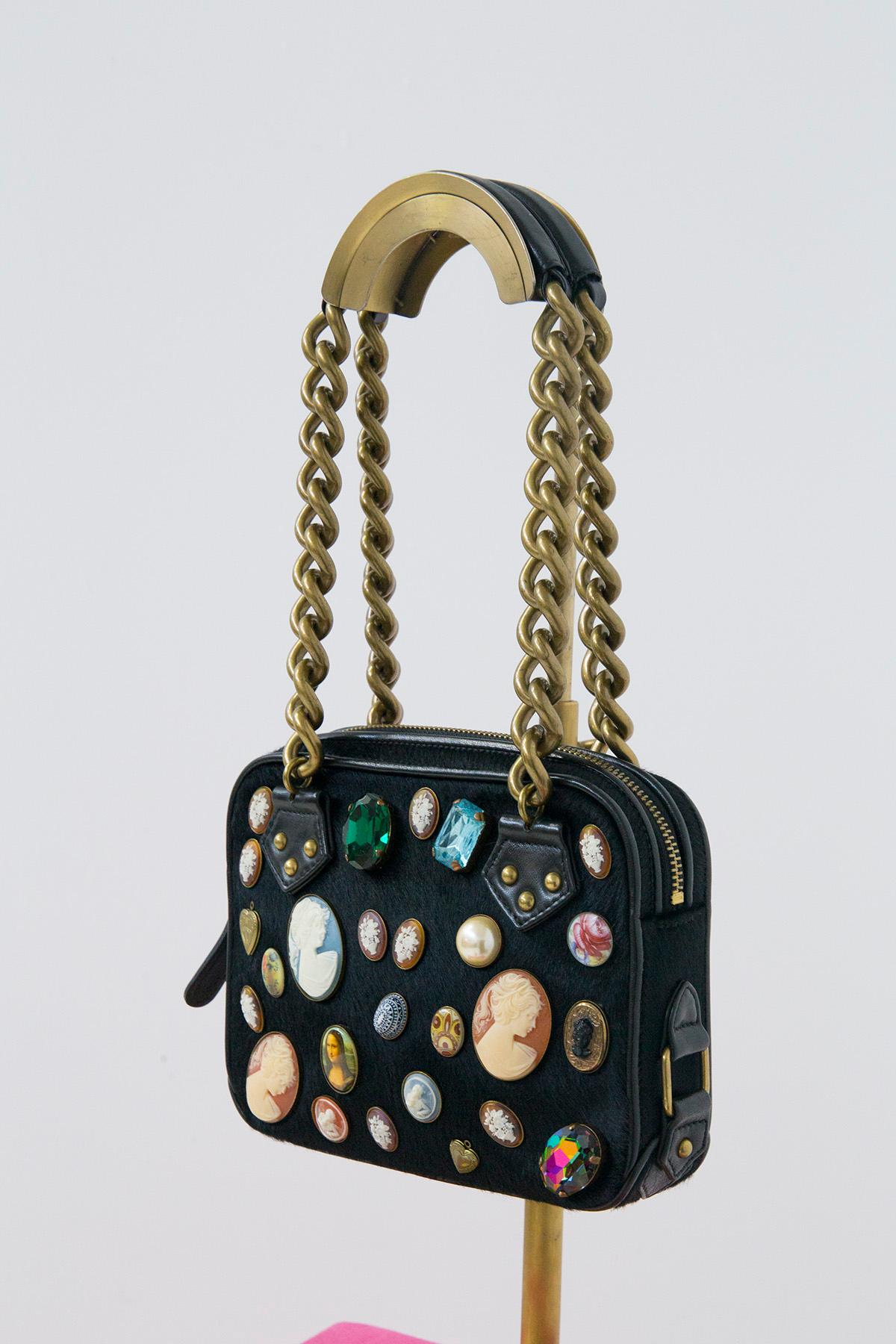 Stunning shoulder bag from the great Paul Smith manufacture in London. The bag features a gold metal chain-work shoulder strap with leather inserts at the top to soften the shoulder. The bag has a black leather frame but in the front of the bag we