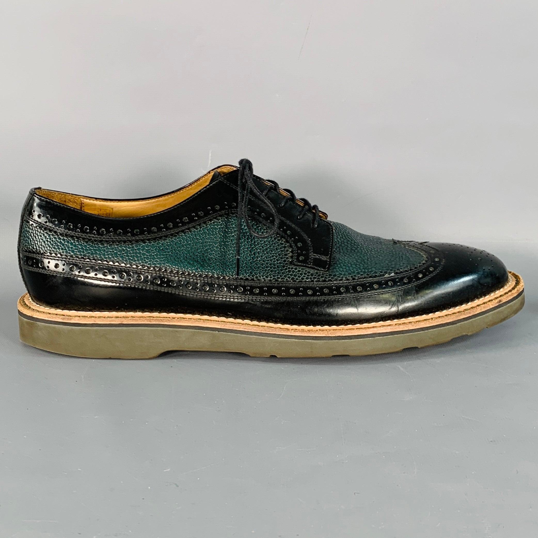 Scarpe Paul Smith
in pelle verde con dettagli in pelle nera, design traforato con punta alata, suola in gomma e chiusura con lacci. Viene fornito con sacchetto antipolvere. Made in Italy.Ottime condizioni di usato. 

Contrassegnato:   L009 10 44