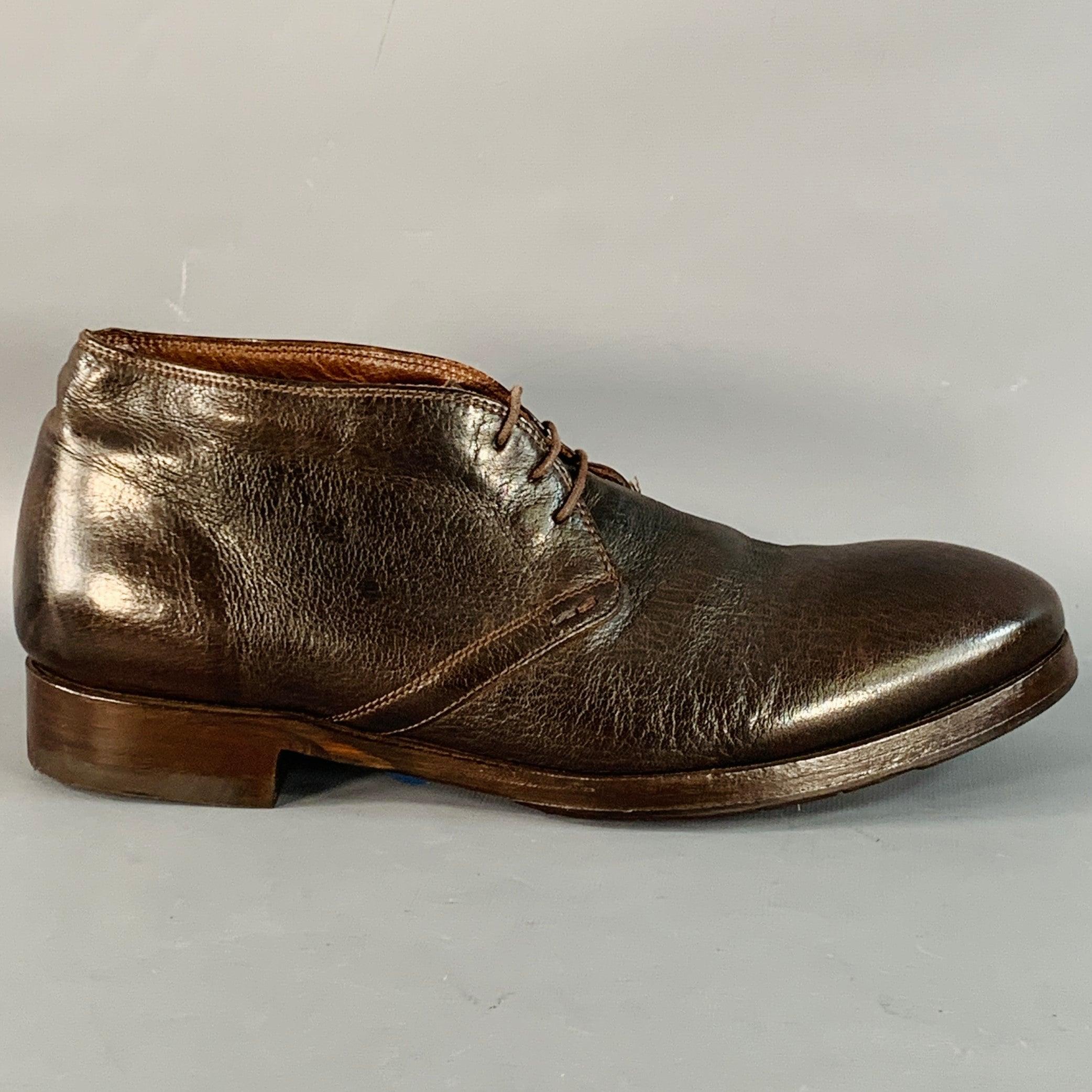 Bottes PAUL SMITH
en cuir marron avec un style cheville, une semelle en caoutchouc et une fermeture à lacets. Fabriqué en Italie. Bon état d'usage. Signes d'usure modérés sur les lacets. 

Marqué :   423929 068 9 

Mesures : 
  Longueur : 12 pouces