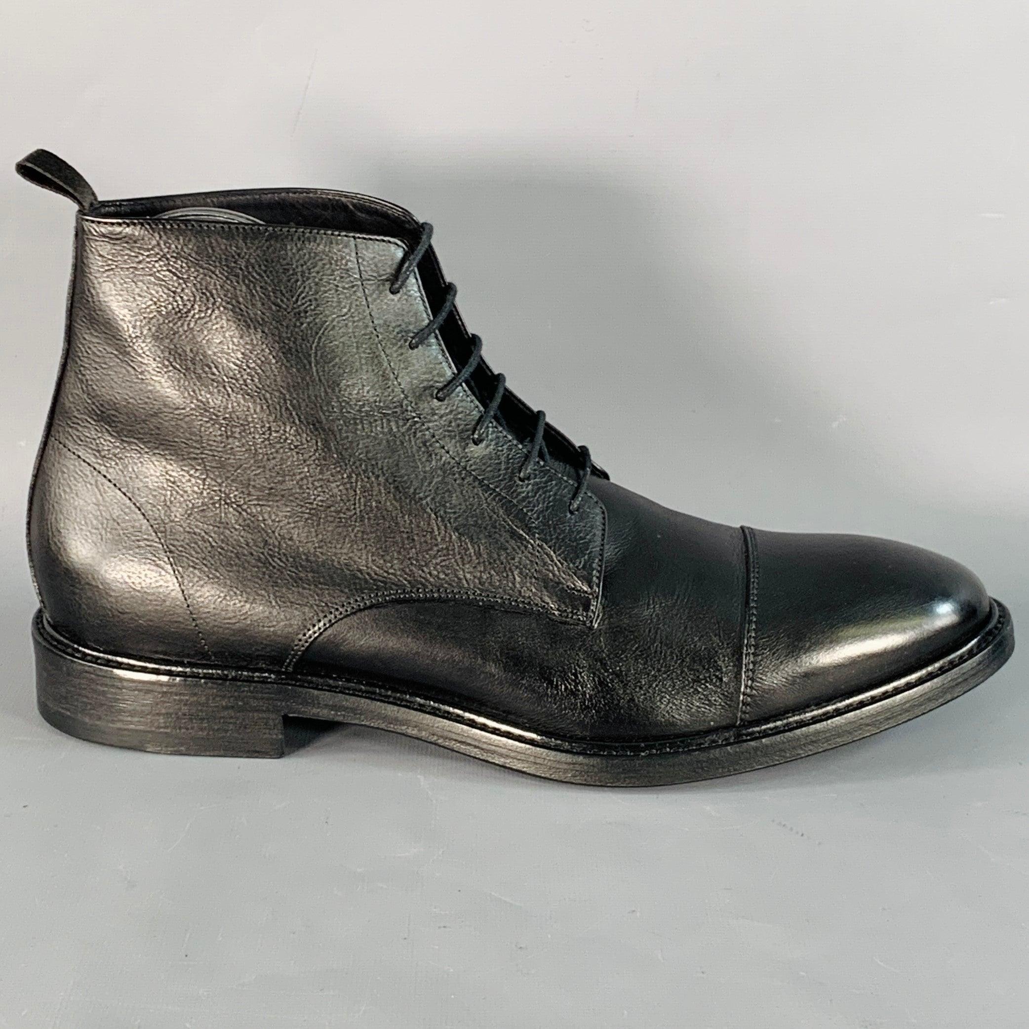 PAUL SMITH Stiefel
aus schwarzem Leder mit Knöchel, Cap-Zehe und Schnürverschluss. Kommt mit Box.New mit Box. 

Markiert:   JAR03 10 44Länge: 12,5 Zoll  Breite: 4.25 Zoll  Höhe: 6,25 Zoll 
  
  
 
Sui Generis-Referenz: 141140
Kategorie: Stiefel
Mehr