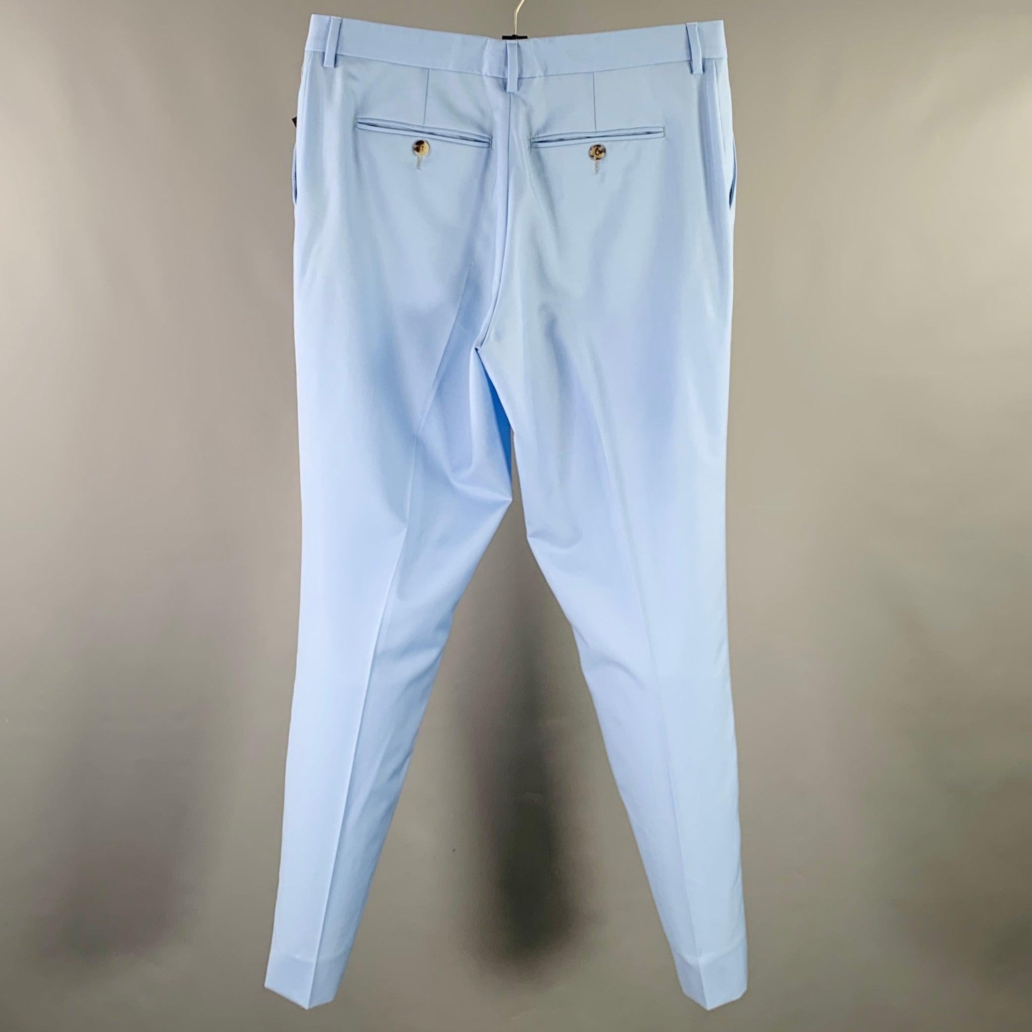 Pantalon habillé PAUL SMITH
en laine mohair bleue, avec un devant plat, une jambe droite et une fermeture à glissière. Fabriquées en Italie. Remarque : ce vêtement a été modifié par un professionnel. Veuillez vérifier les mesures.Très bon état