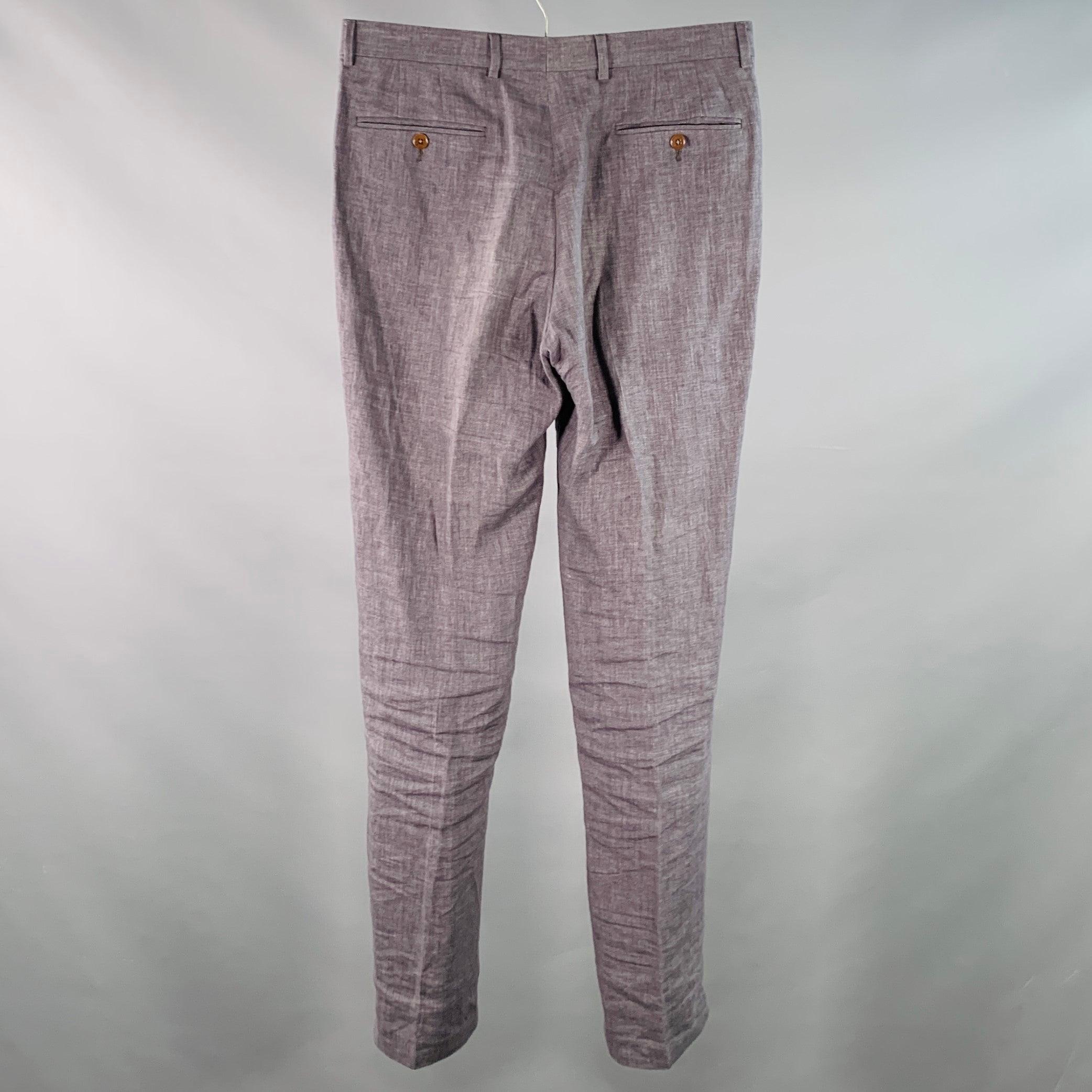 Pantaloni casual Paul Smith
in tessuto di lino grigio antracite, stile flat front, gamba affusolata e chiusura con zip. Made in Italy.Ottime condizioni di usato. Lievi segni di usura. 

Contrassegnato:   32 

Misure: 
  Vita: 32 pollici Cavallo: 10