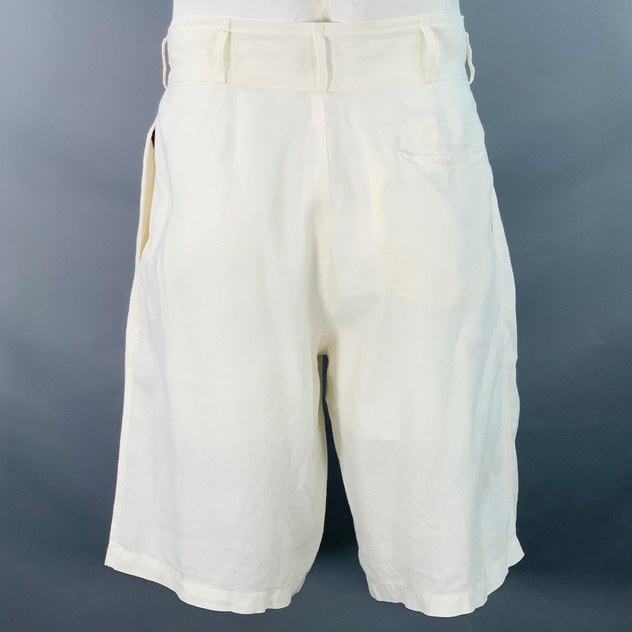 Pantaloncini di Paul Smith
in tessuto di lino color crema, stile plissettato, gamba larga rilassata e chiusura con bottoni. Made in UK.Eccellente condizione di usato.  

Contrassegnato:   34 

Misure: 
  Vita: 34 pollici Cavallo: 11 pollici Gamba: