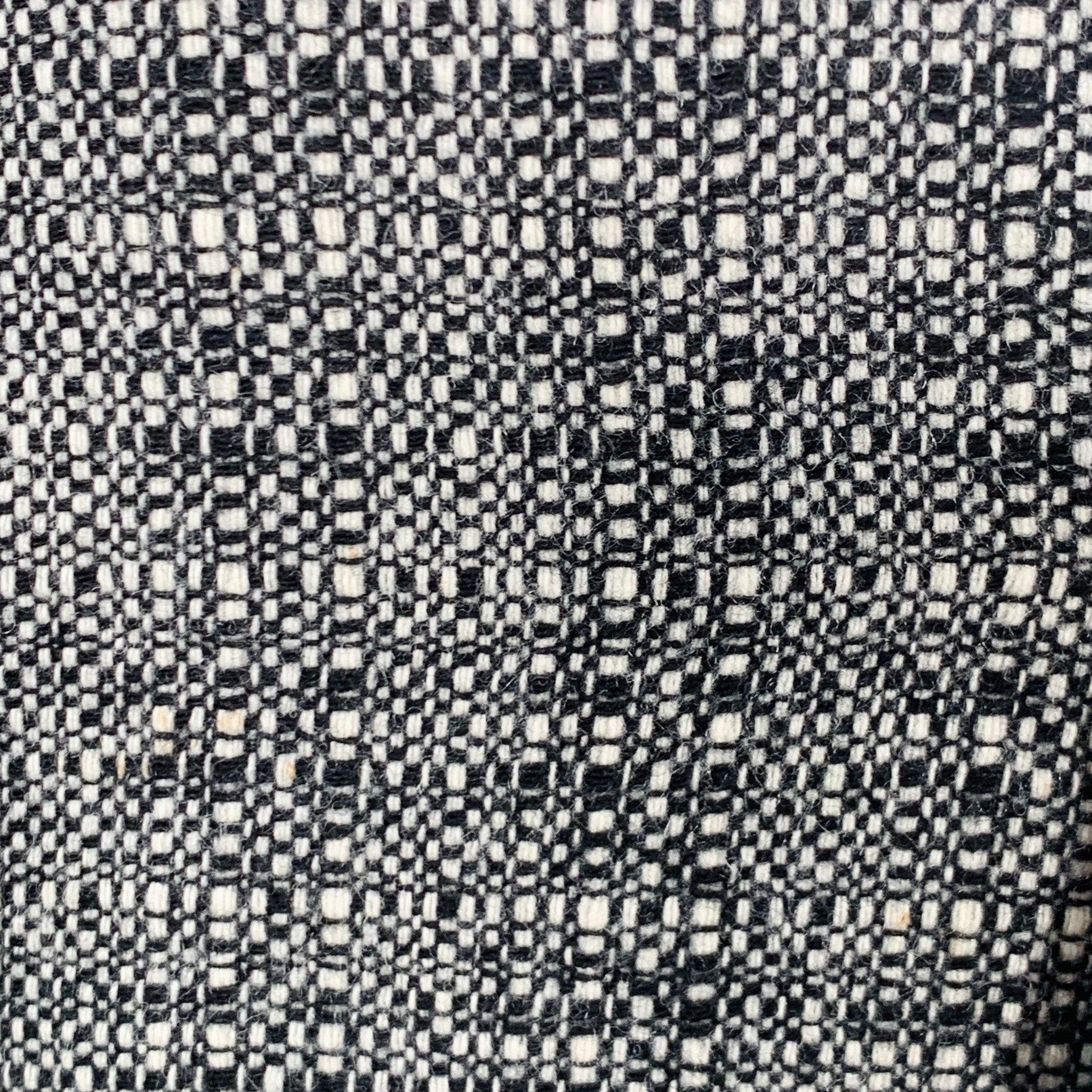 Manteau de sport PAUL SMITH
en laine noire et blanche, avec un motif tissé, un revers à cran, un dos doublement ventilé et une fermeture à double bouton. Fabriqué en Italie. Excellent état. 

Marqué :   IT 46 

Mesures : 
 
Épaule : 16.5 pouces