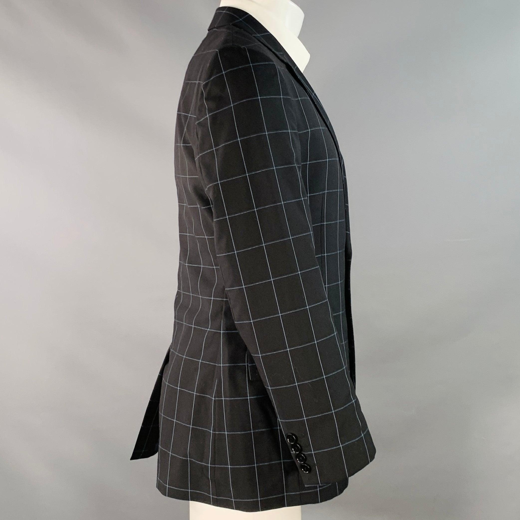 Cappotto sportivo Paul Smith
in lana nera e blu con motivo a quadretti, rever a lancia, spacco posteriore e chiusura a due bottoni.
Made in Portugal.Ottime condizioni di usato. Lievi segni di usura. 

Contrassegnato:   38 

Misure: 
 
Spalla: 17,5