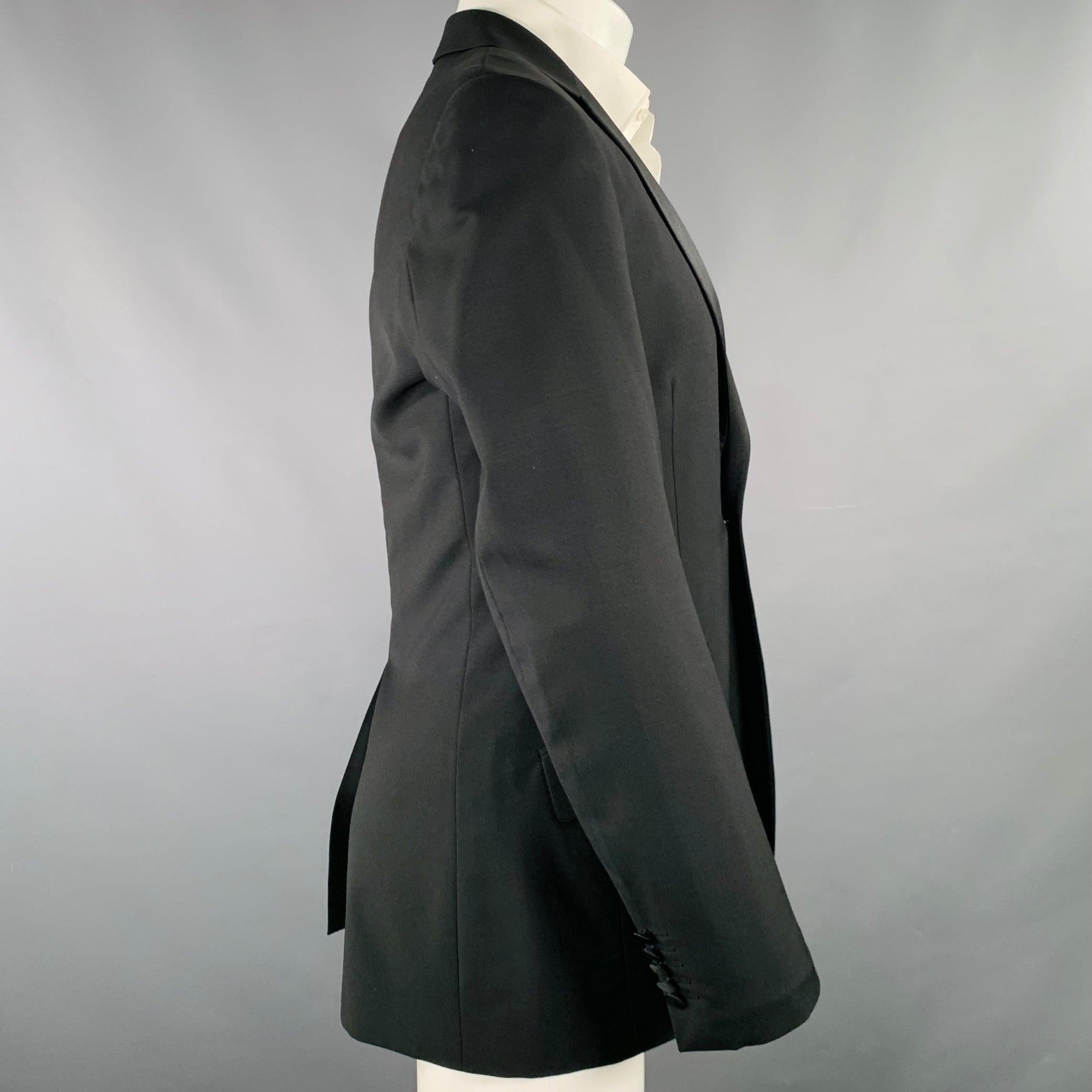 Manteau de sport PAUL SMITH
en laine mohair noire mélangée, avec un revers à encoche en satin subtilement contrasté, un dos ventilé et une fermeture à bouton unique. Fabriqué en Italie. Excellent état. 

Marqué :   38 R 

Mesures : 
 
Épaule : 17.5