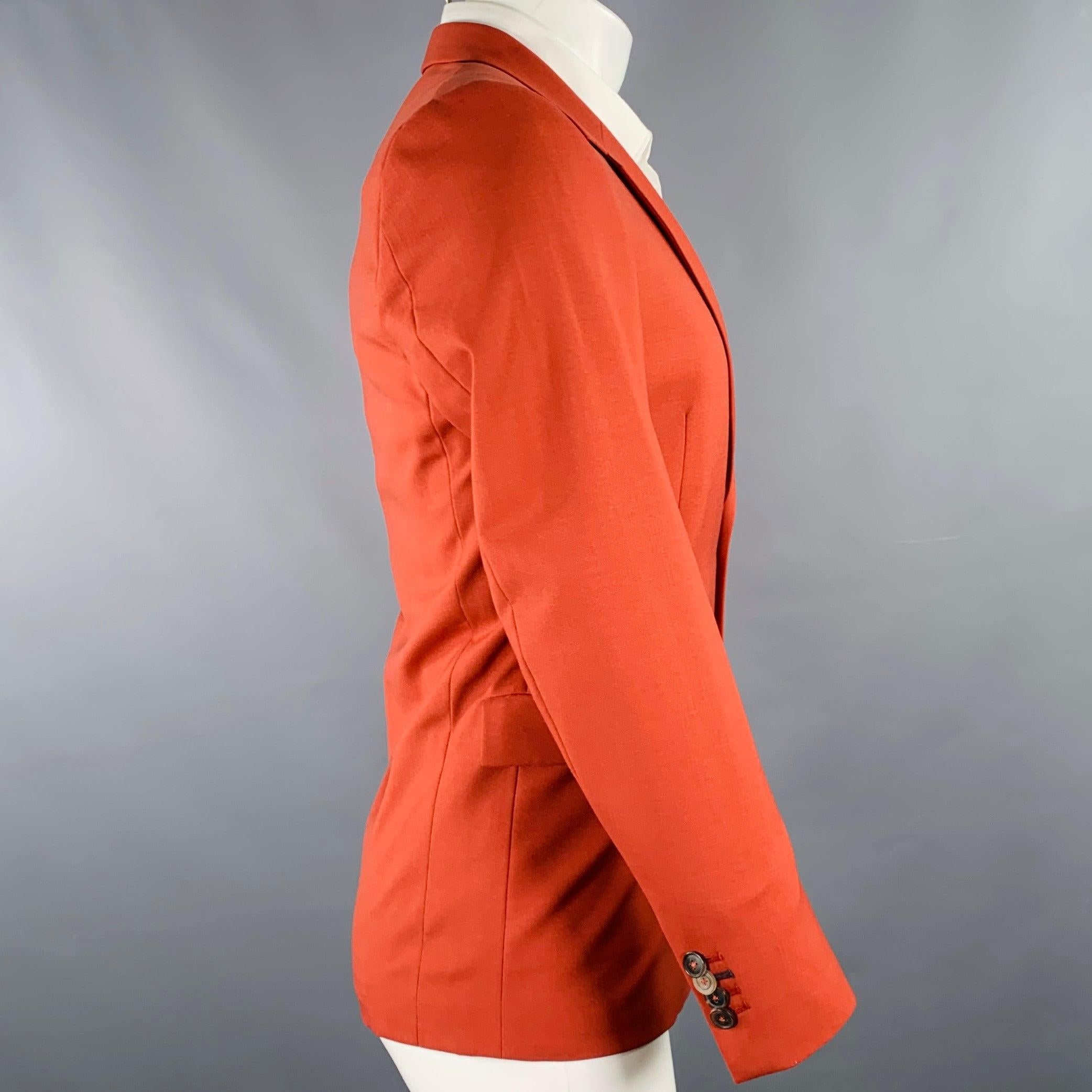 PAUL SMITH Sportmantel
aus ziegelbrauner Wolle mit gekerbtem Revers, schlitzloser Rückseite und Doppelknopfverschluss. Made in Italy Ausgezeichneter Pre-Owned Zustand. 

Markiert:    

Abmessungen: 
 
Schultern: 16 Zoll Brustumfang: 38 Zoll