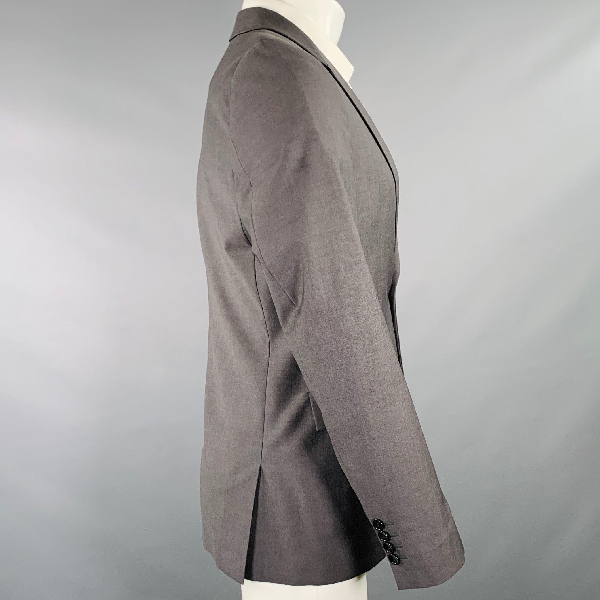 Cappotto sportivo PS by Paul Smith
in tessuto misto lana e mohair grigio, con stile monopetto, revers a lancia, doppio spacco sul retro e chiusura a due bottoni. Made in Portugal.Ottime condizioni di usato. Lievi segni di usura. 

Contrassegnato:  