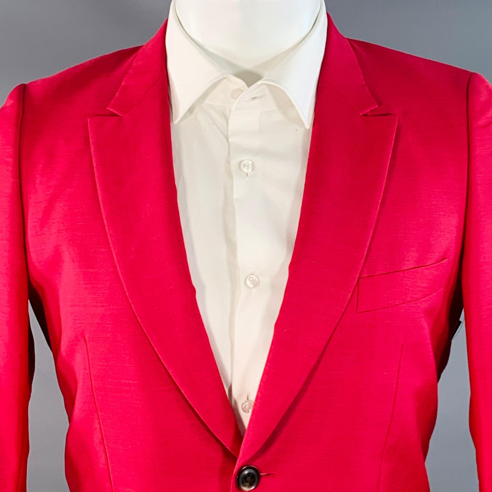 Cappotto sportivo Paul Smith
in tessuto misto lana e mohair rosso, con bavero a punta, spacco sul retro e chiusura con bottoni. Made in Japan.Eccellente condizione di usato. 

Contrassegnato:   dimensioni non segnate 

Misure: 
 
Spalla: 15,5