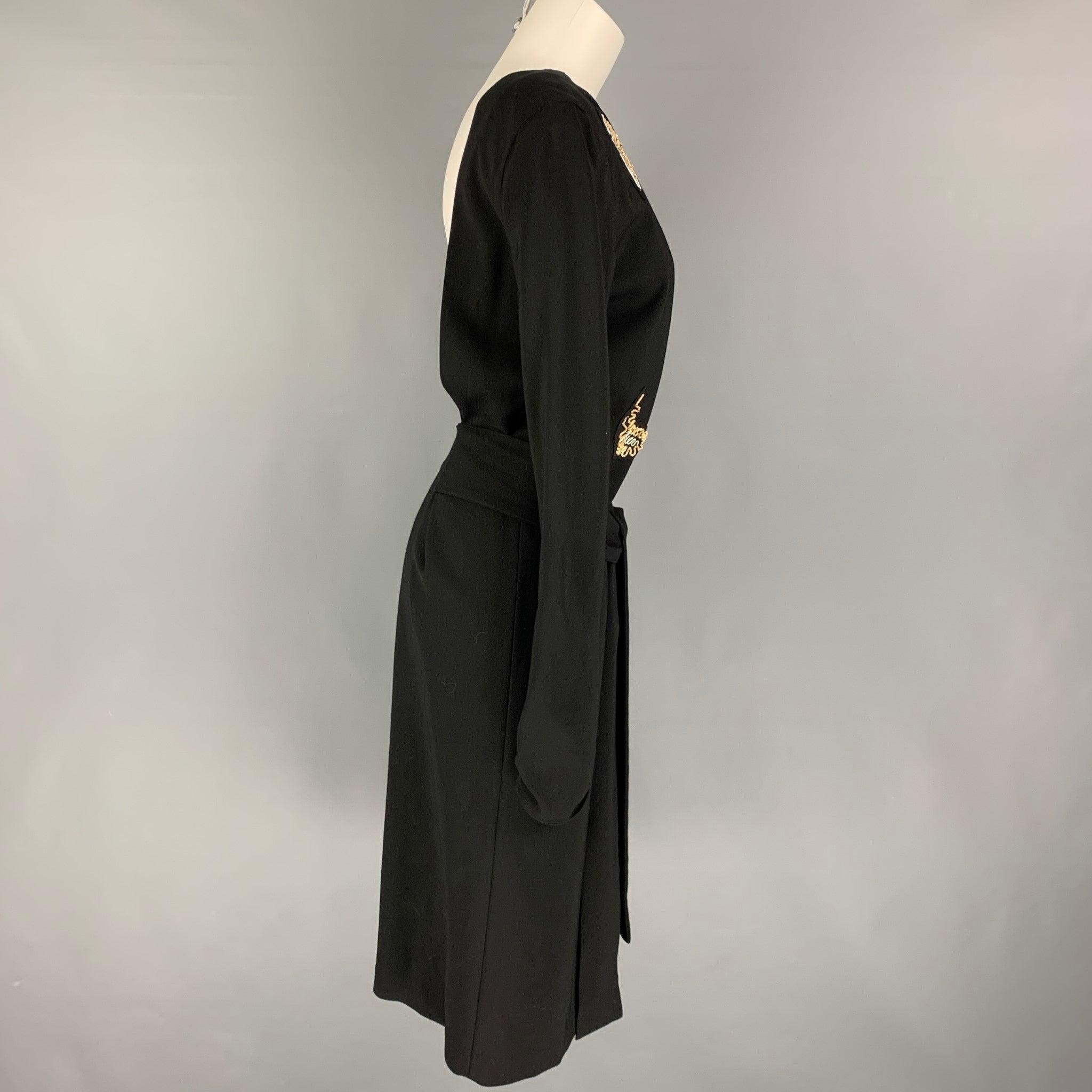 Robe en viscose noire de Paul SMITH présentant un dos ouvert, des empiècements pailletés et un lien à nouer sur le devant.
Très bon état d'origine. Signes d'usure dans les perles, en l'état. 

Marqué :   IT 40 

Mesures : 
 
Épaule : 16 pouces 