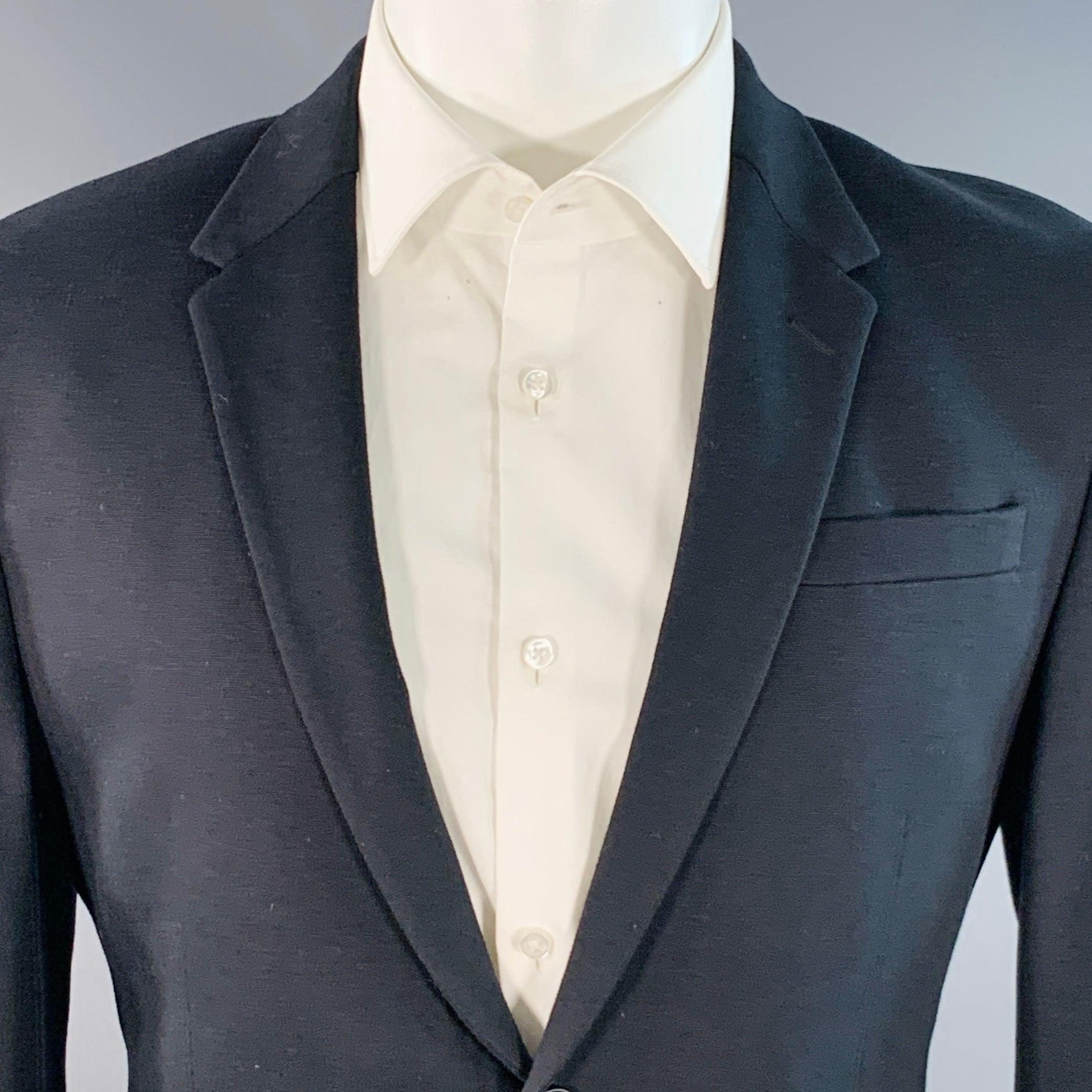 Manteau de sport PAUL SMITH
dans un mélange de viscose et de coton noir, avec un revers échancré, un dos doublement aéré et une fermeture à double bouton. Fabriqué en Italie. Très bon état. Marque sous le bras droit. 

Marqué :   40R/50R 

Mesures :