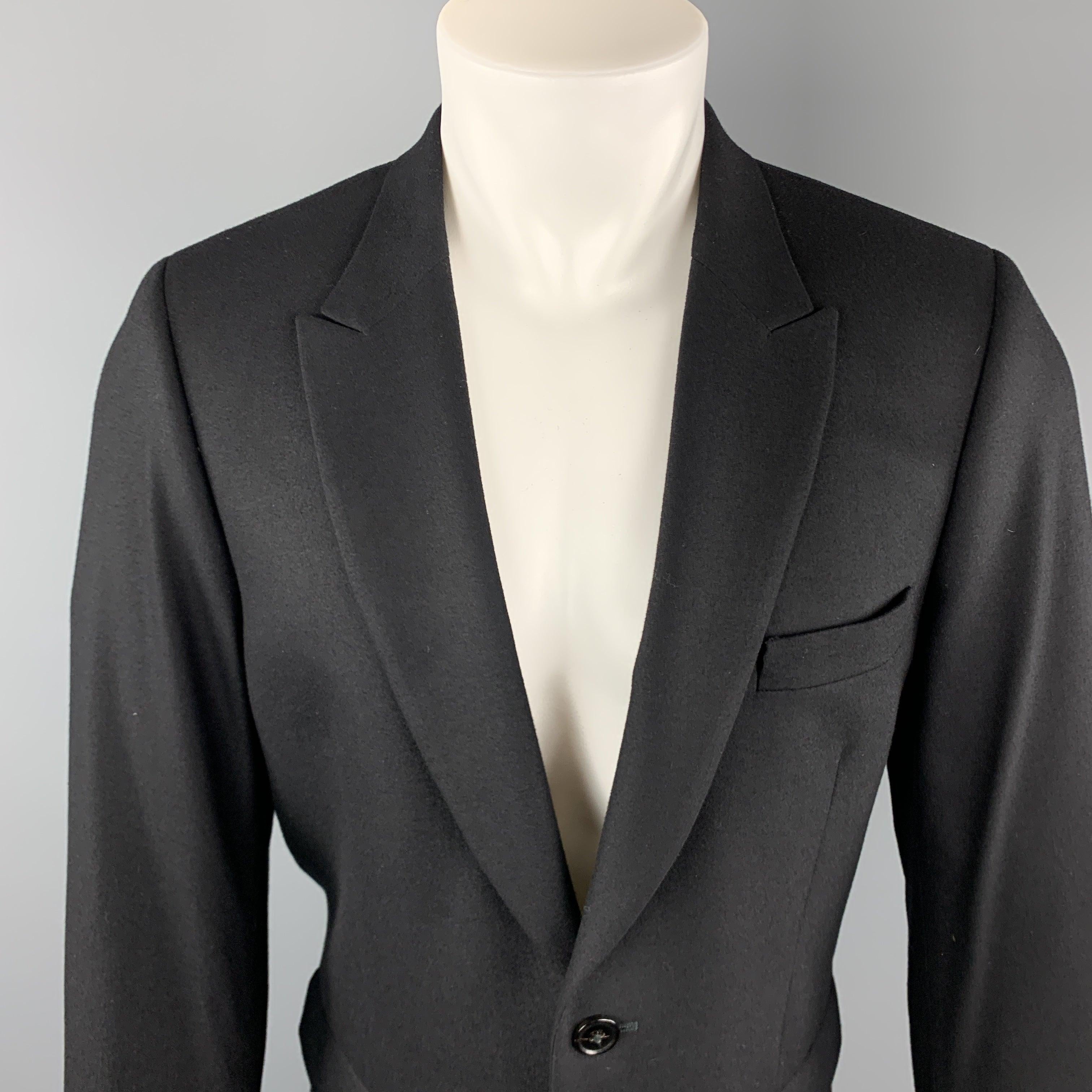 PAUL SMITH
sport coat comes in black wool cashmere blend with a peak lapel, single breasted, two button front, and double vented back. Made in Italy.Excellent Pre-Owned Condition. 

Marked:   40 

Measurements: 
 
Shoulder:
16 inches Chest:
42