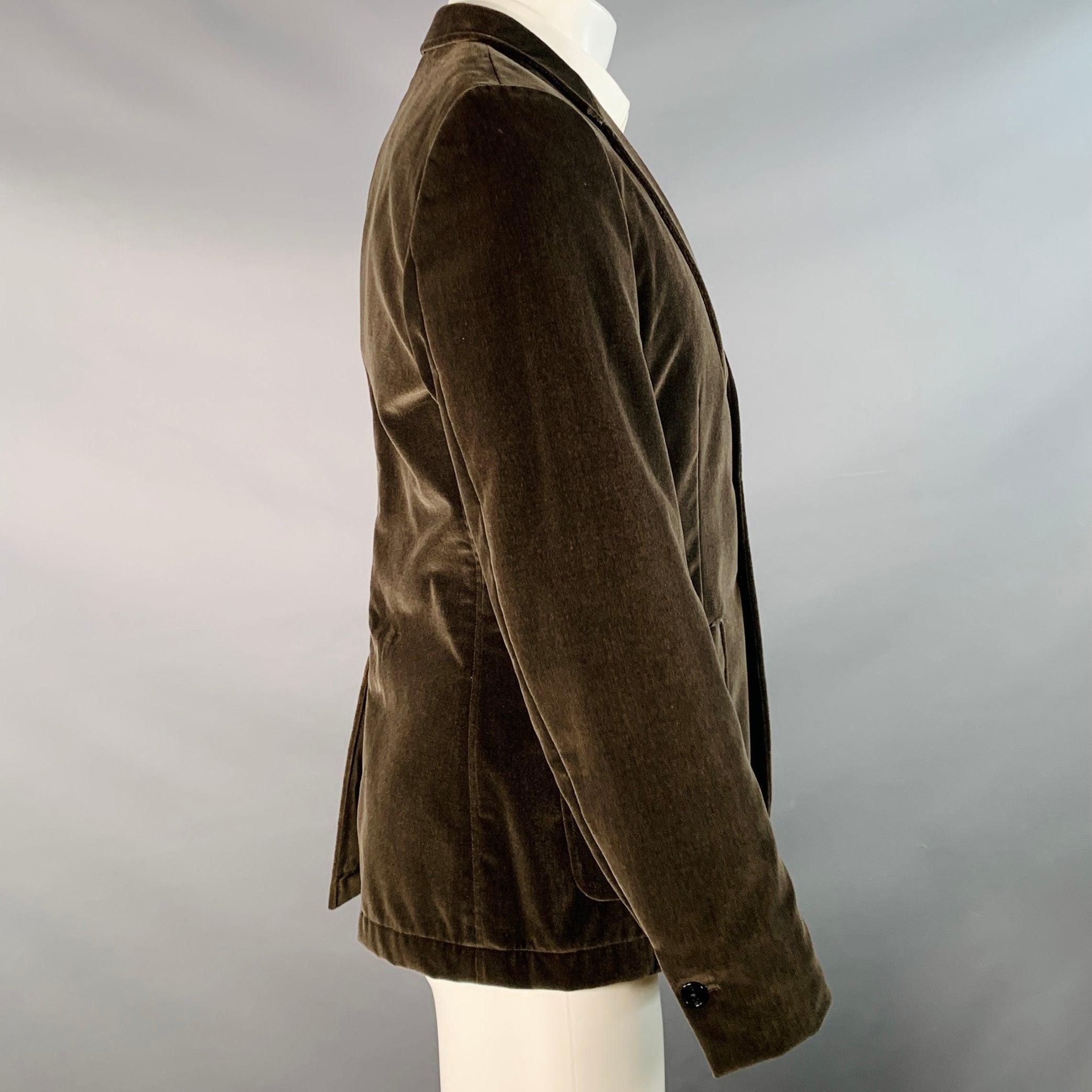 PAUL SMITH Sportmantel
aus olivgrünem Baumwollsamt mit eingekerbtem Revers, einfachem Rückenschlitz und doppeltem Knopfverschluss. Made in Portugal Ausgezeichneter gebrauchter Zustand.  

Markiert:   40/50 

Abmessungen: 
 
Schultern: 16,5 Zoll