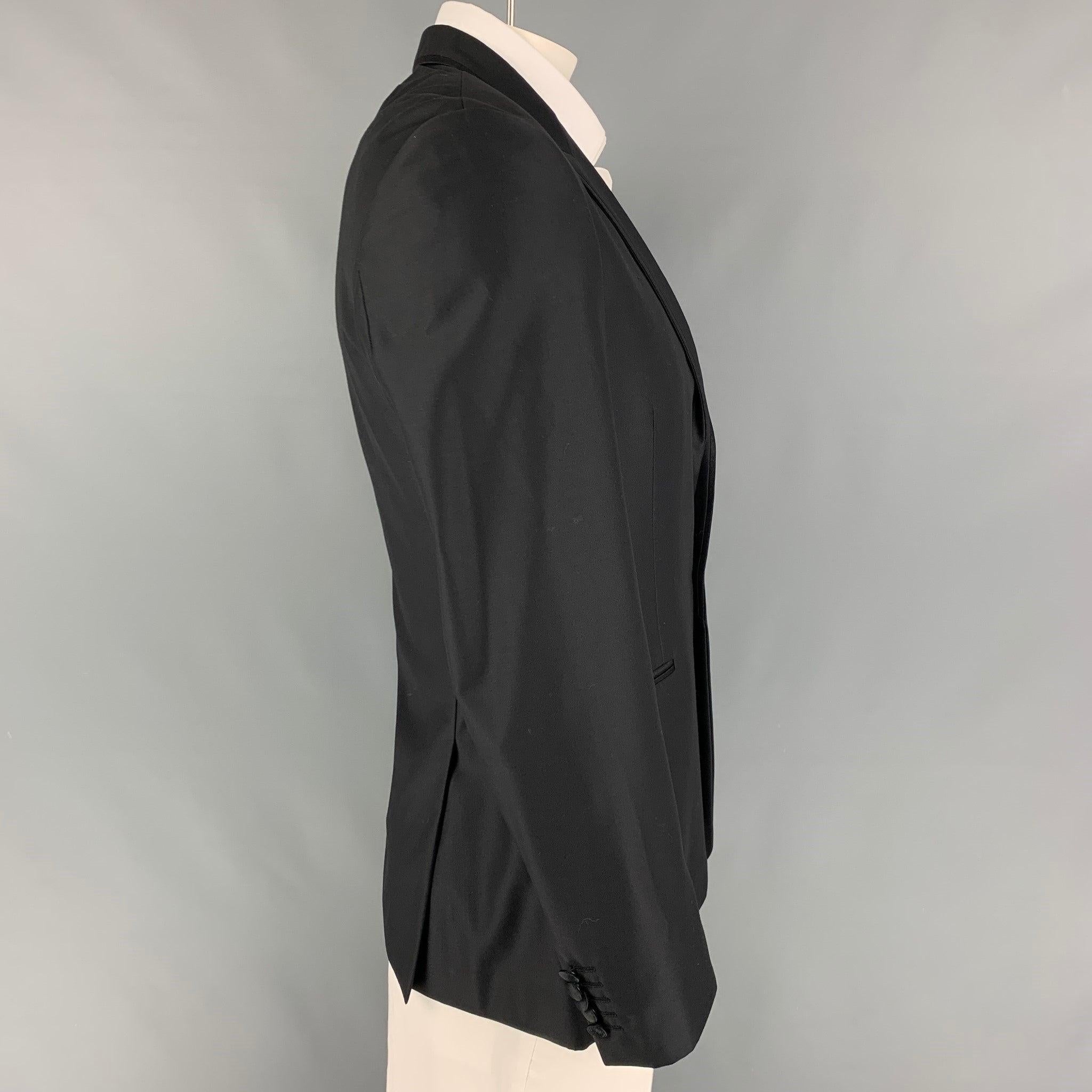 PAUL SMITH sport coat comes in a black wool featuring a peak lapel, slit pockets, double back vent, and a double button closure. Made in Italy.
Very Good
Pre-Owned Condition. 

Marked:   42 R  

Measurements: 
 
Shoulder: 18 inches  Chest: 40 inches