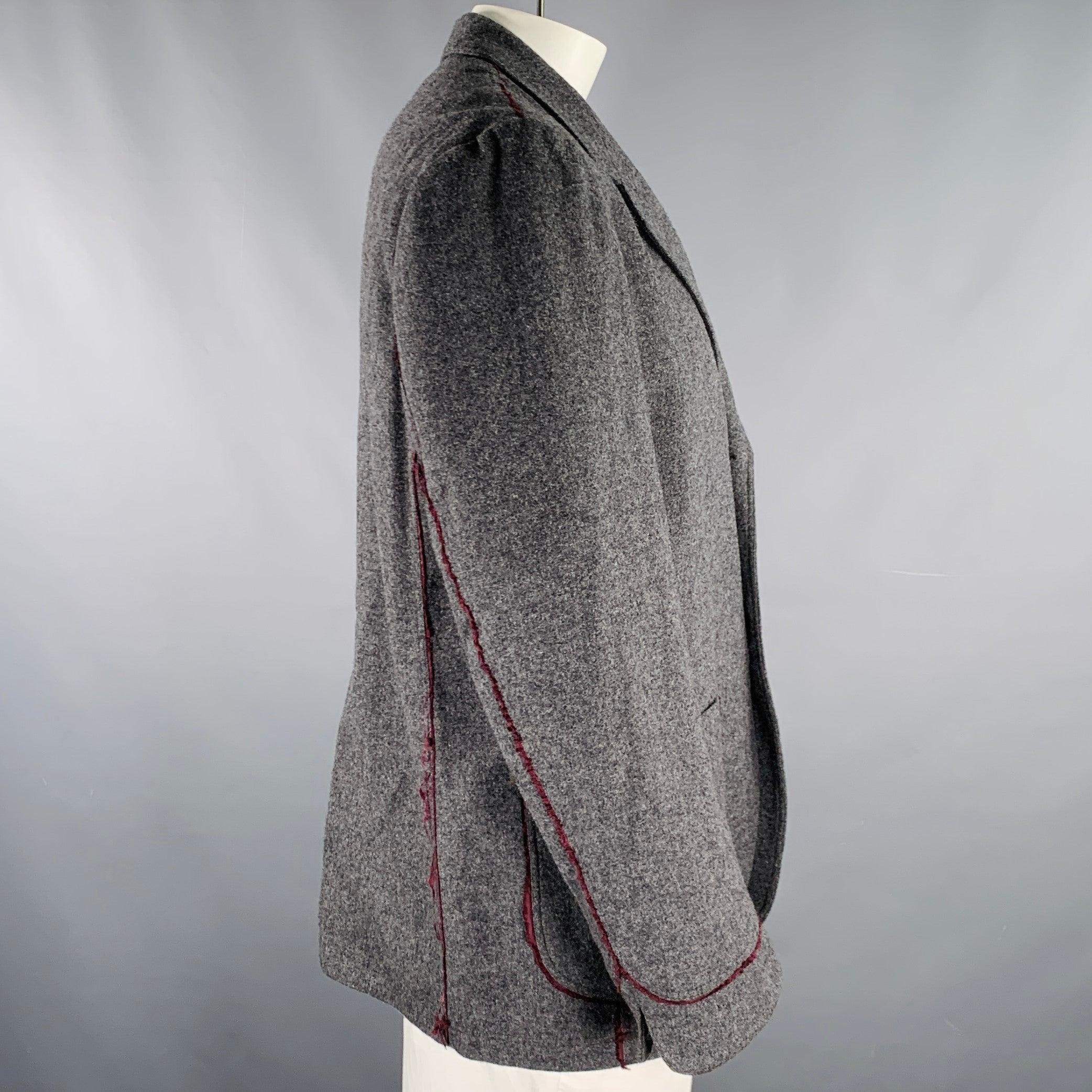 Chaqueta PAUL SMITH
en tejido de mezcla de lana gris con ribetes burdeos, solapa de muesca, espalda sin abertura y cierre con tres botones. Fabricado en Bélgica.Excelente estado de conservación. 

Marcado:   42 

Medidas: 
 
Hombro 18 pulgadas