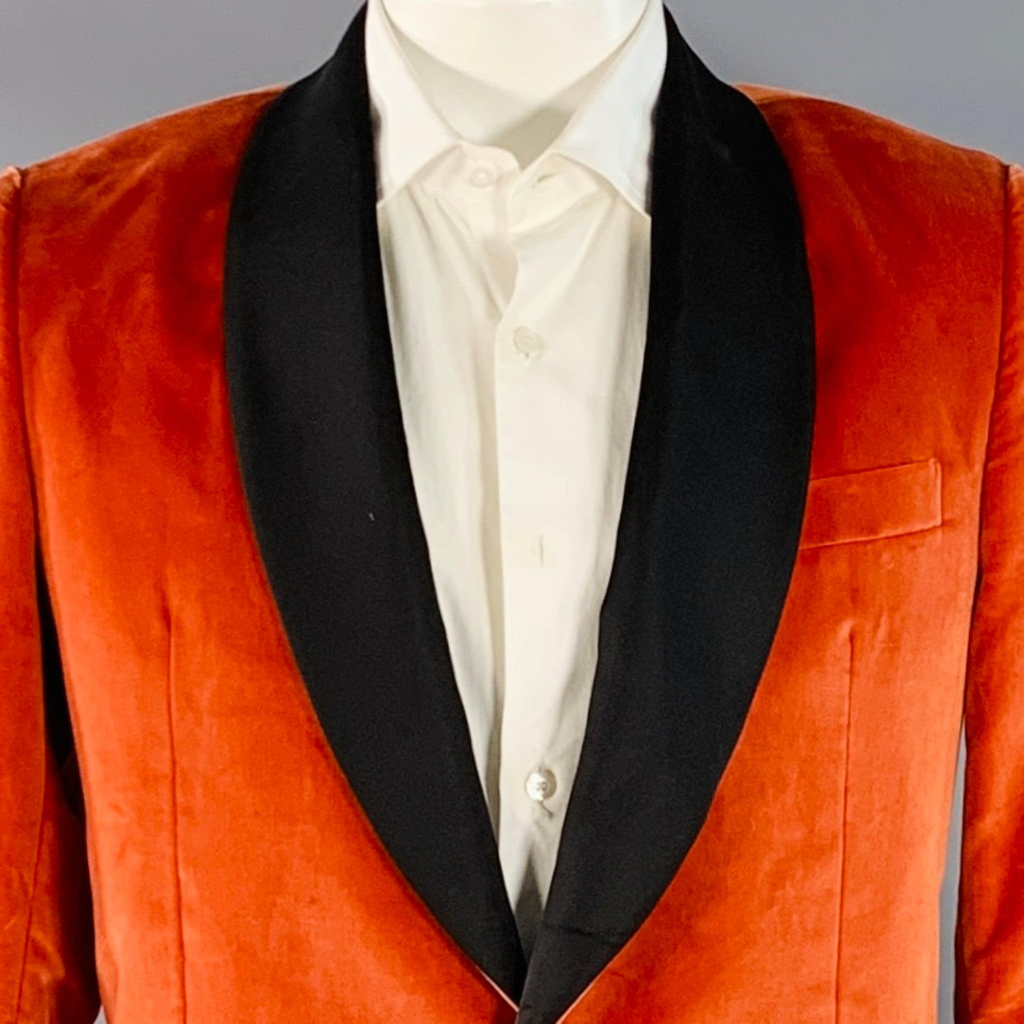 PAUL SMITH
Abrigo sport de terciopelo de algodón naranja con solapa chal de raso negro en contraste, doble abertura en la espalda y cierre con un solo botón.Nuevo sin etiquetas. 

Marcado:   42R 

Medidas: 
 
Hombro 16,5 pulgadas Pecho: 42 pulgadas