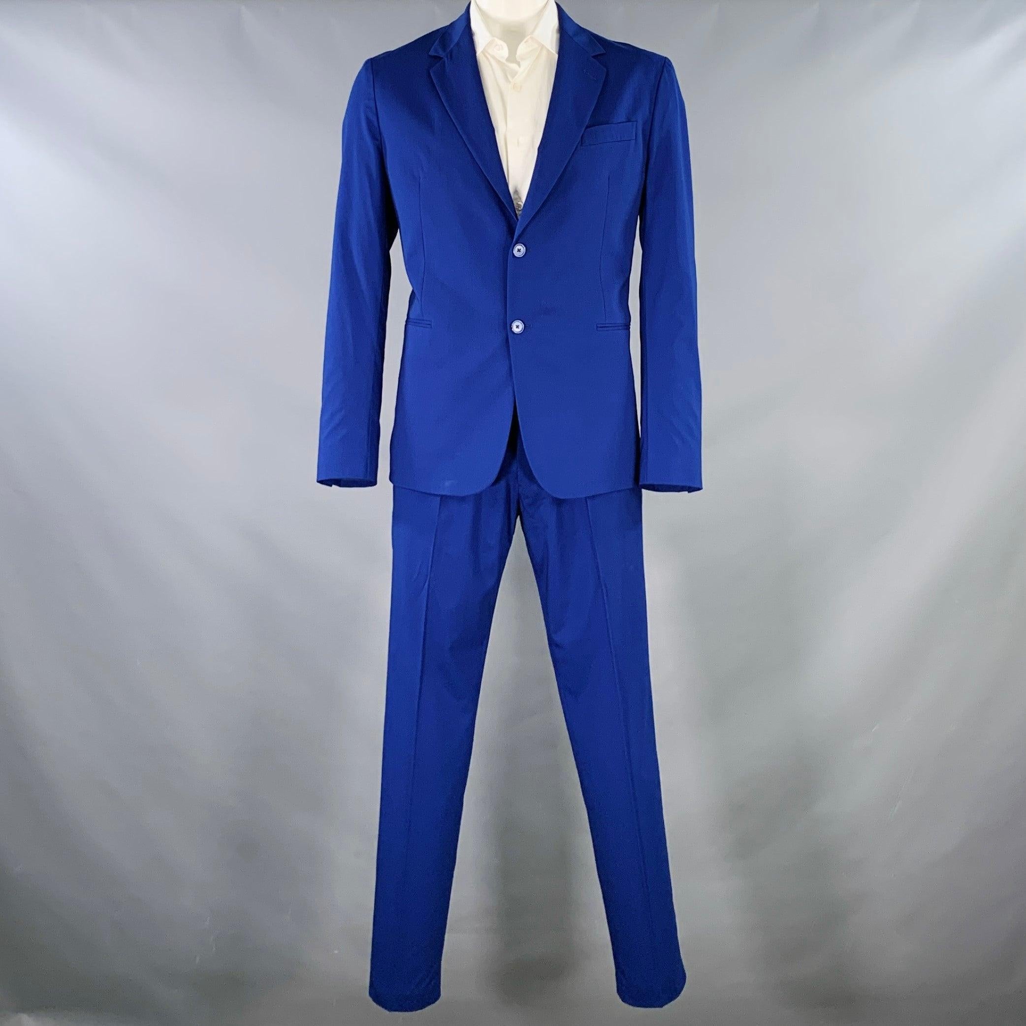 Abito Paul Smith
in tessuto misto lana vergine elasticizzata blu reale con mezza fodera e comprende un cappotto sportivo monopetto a due bottoni con revers a lancia e pantaloni piatti con coulisse in vita. Cappotto sportivo prodotto in Italia,
