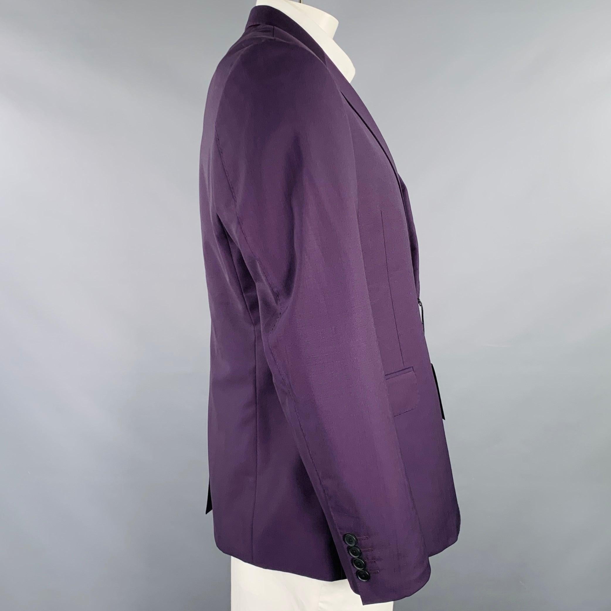 PAUL SMITH Sportmantel
aus lila Wollmohair mit einer
Revers mit Einkerbung, Rückenschlitz und Doppelknopfverschluss. Hergestellt in Italien &New with Tags. 

Markiert:   44R 

Abmessungen: 
 
Schultern: 17,5 Zoll Brustumfang: 44 Zoll Ärmelumfang: