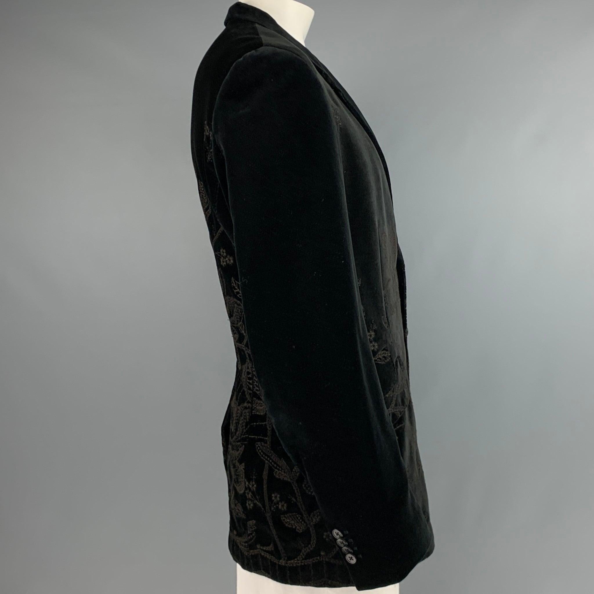 PAUL SMITH
sport coat in a
black velvet fabric featuring brown floral embroidery, notch lapel, single vented back, and double button closure. Made in Japan.Very Good Pre-Owned Condition. Minor signs of wear. 

Marked:   46 

Measurements: 
