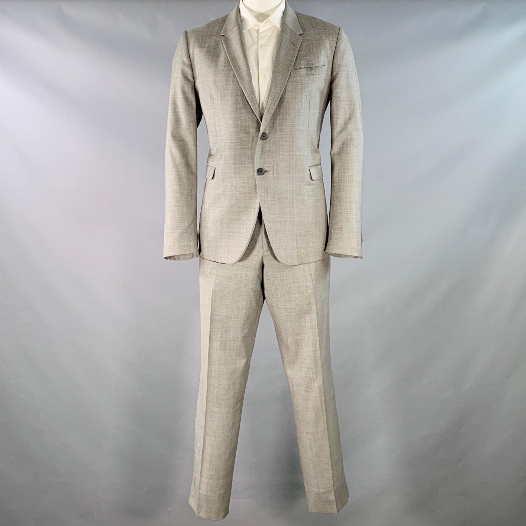 Costume de PAUL SMITH
en laine grise avec une doublure complète et comprend un manteau de sport à un seul bout, à double boutonnage, avec un revers à cran et un pantalon assorti à devant plat. Fabriqué en Italie. Très bon état. Décoloration à la