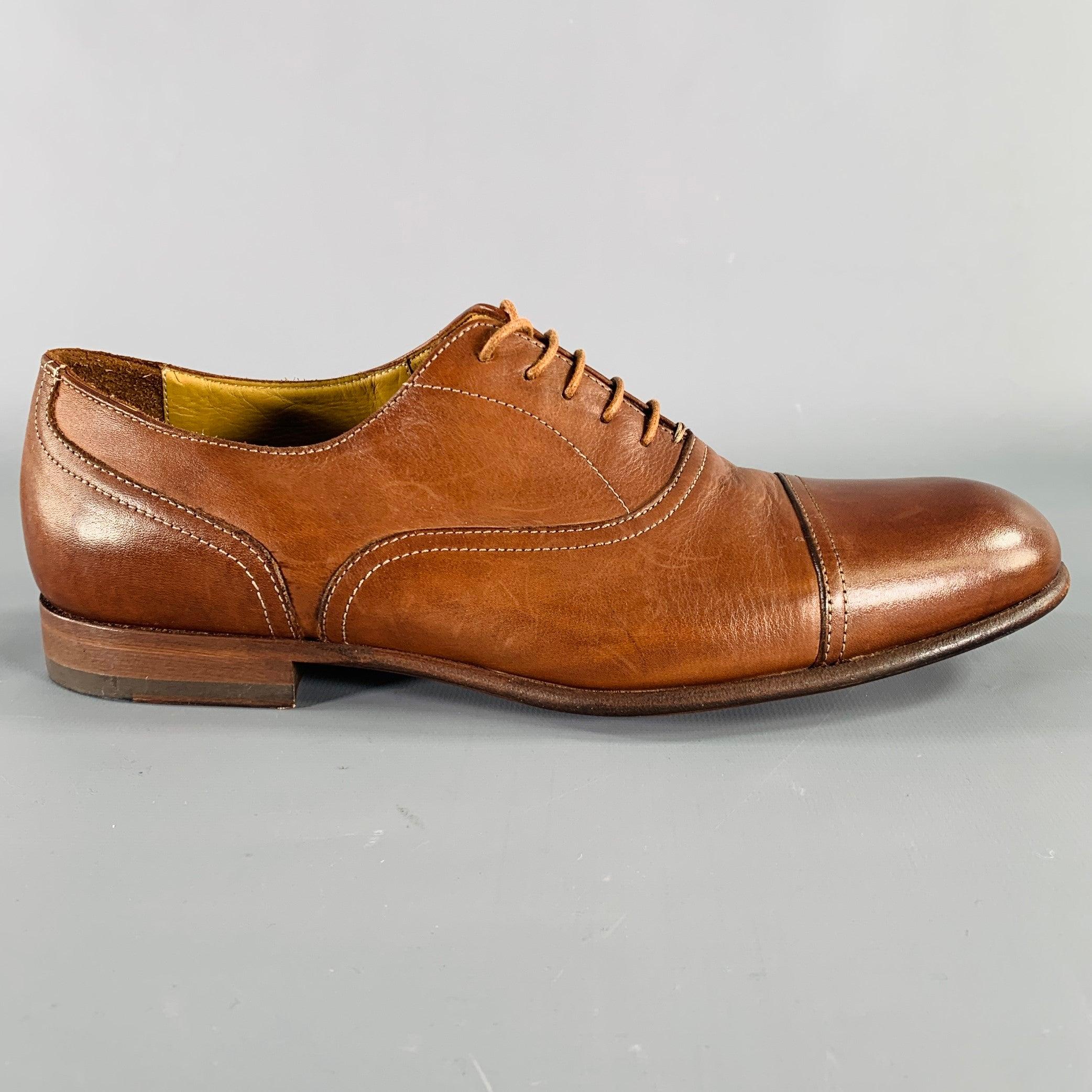 Scarpe Paul Smith
in pelle marrone, stile oxford, punta cap toe e chiusura con lacci. Made in Italy.Ottime condizioni di usato. Lievi segni di usura. 

Contrassegnato:   552422Suola: 10,75 pollici  x 3,75 pollici 
  
  
 
Riferimento Sui Generis: