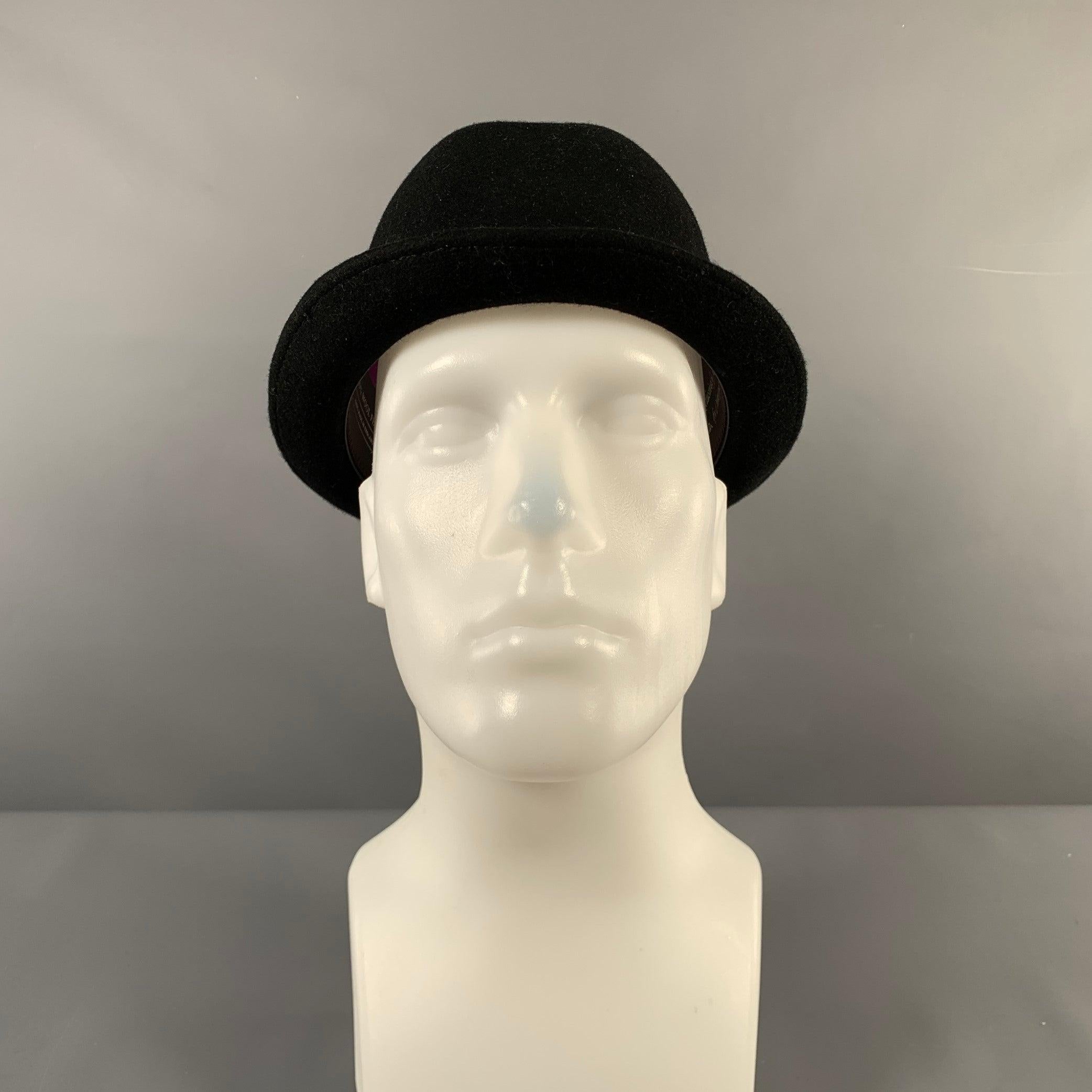 Der Hut PAUL SMITH made for CHRISTYS ist aus schwarzer Wolle gefertigt und hat einen Bowler-Stil, graue Bänder und ein Feder-Detail.
 Made in England. sehr guter gebrauchter Zustand. 

Markiert:   
7 1/2 

Abmessungen: 
  Öffnung: 22 Zoll Krempe: