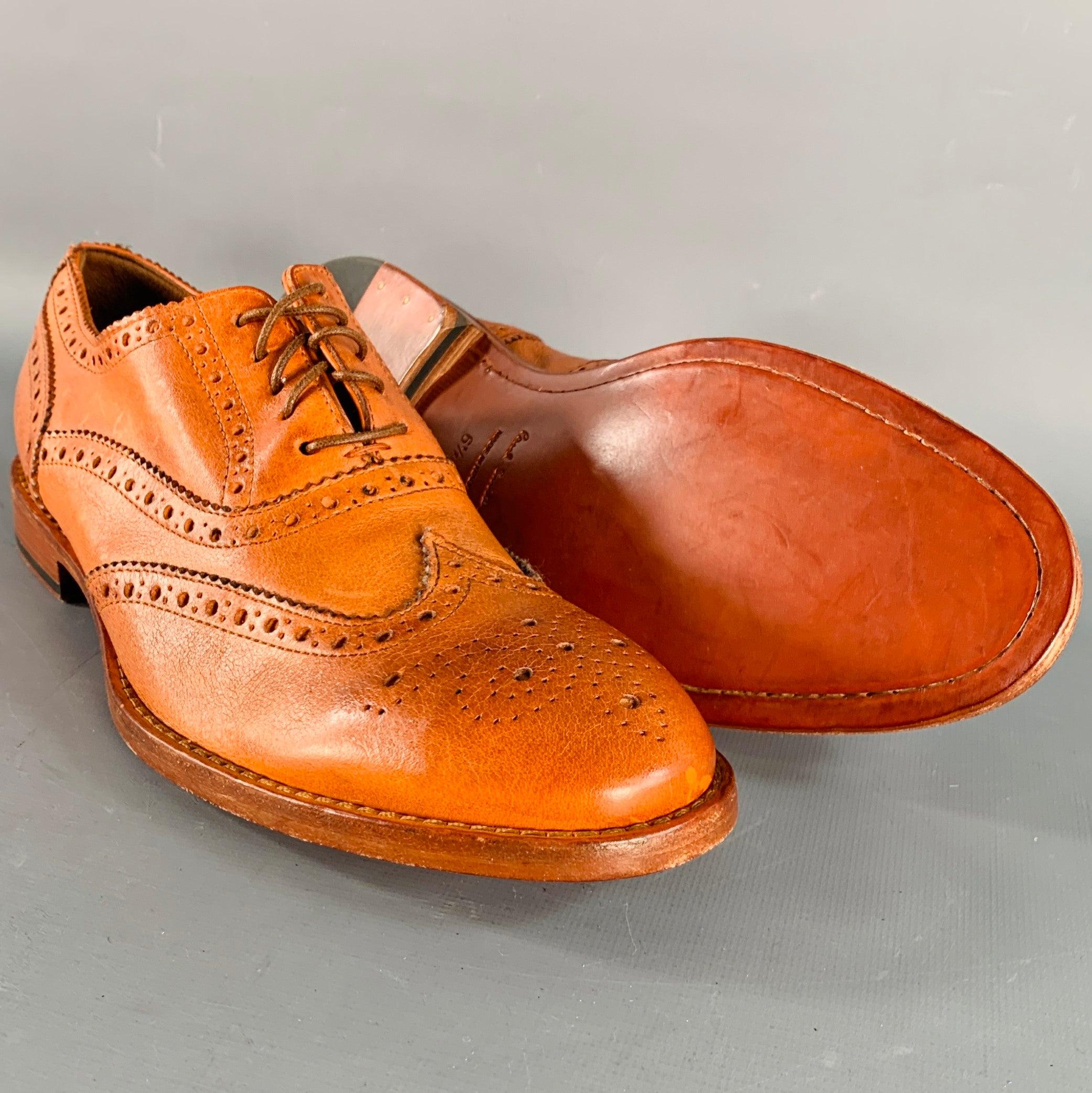 PAUL SMITH Taille 7.5 Wingtip Lace-Up Flexible Travel Shoes en cuir perforé orange Pour hommes en vente