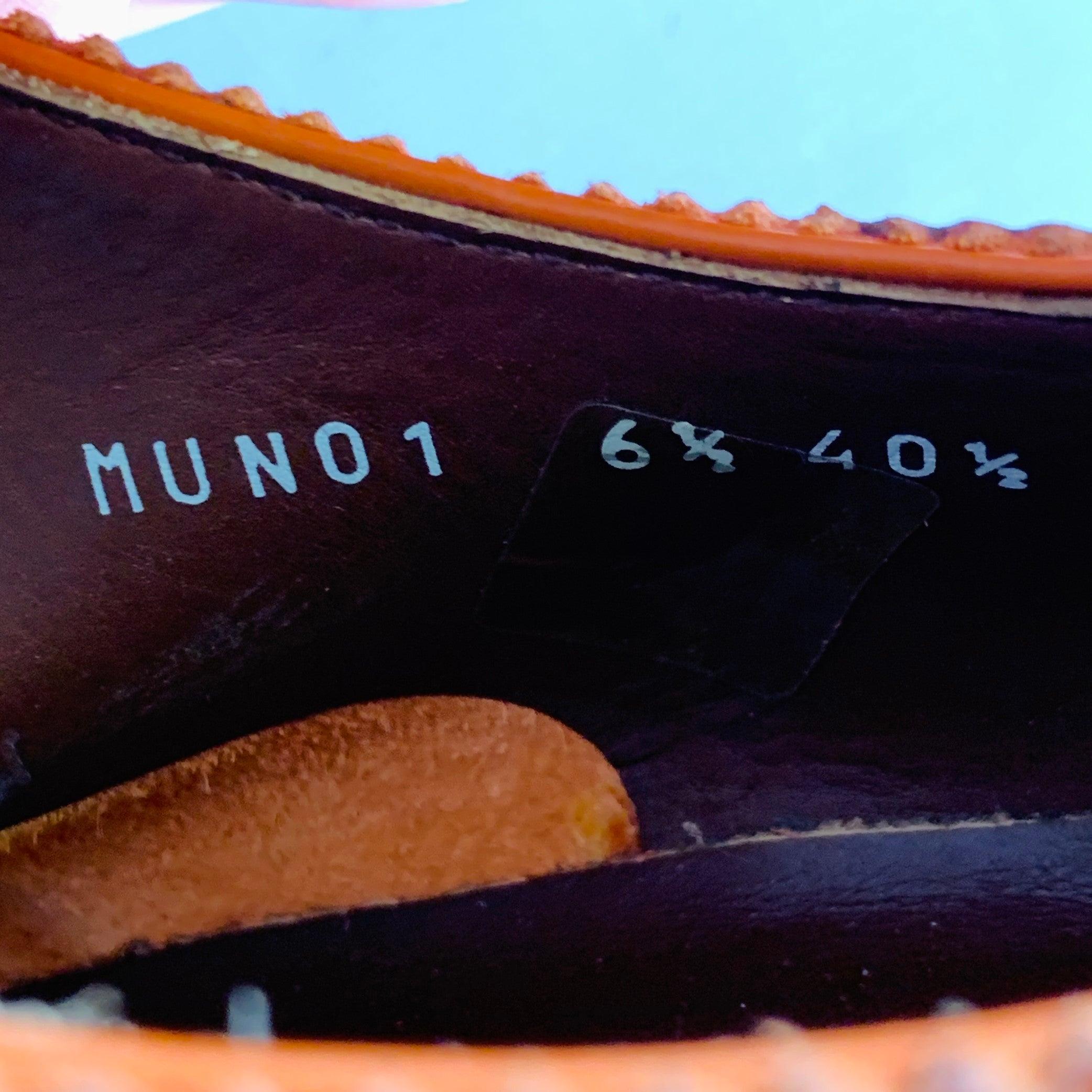 PAUL SMITH Taille 7.5 Wingtip Lace-Up Flexible Travel Shoes en cuir perforé orange en vente 3