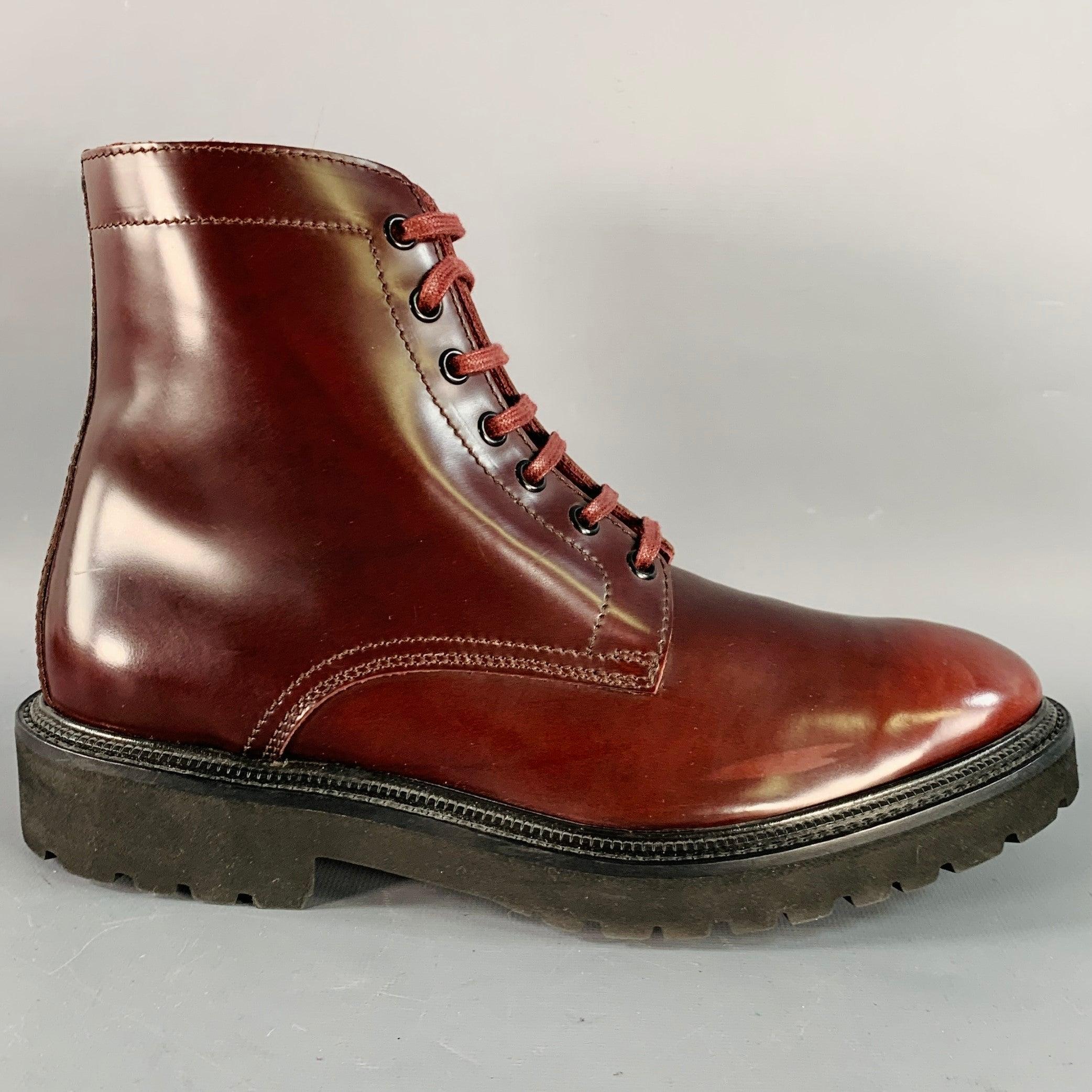 Bottes PAUL SMITH
en cuir bordeaux, avec une semelle en caoutchouc noir et une fermeture à lacets. Neuf avec imperfections, avec étiquettes. Légère éraflure sur une botte. 

Marqué :   FAR02 7 41Longueur : 11.5 pouces Largeur : 4.25 pouces Hauteur :