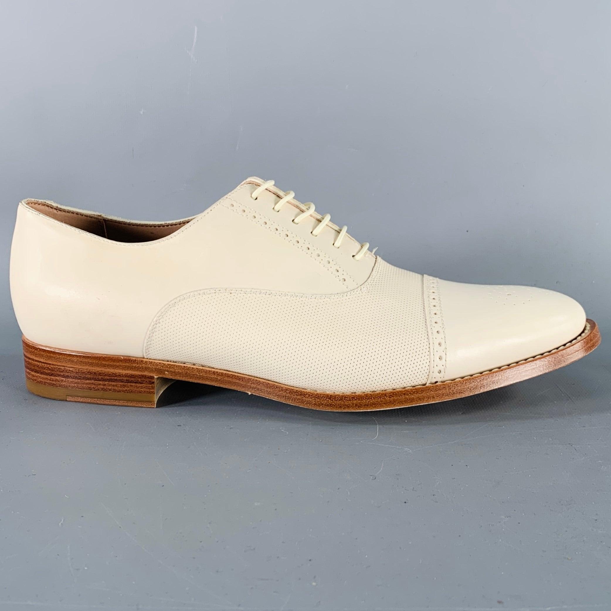 PAUL SMITH shoes
in a cream leather featuring an oxford style, perforated design, cap toe, and lace-up closure. Comes with box. Made in Italy.New with Box. 

Marked:  
091V 41Outsole: 11 inches  x 3.75 inches 
  
  
 
Sui Generis Reference: