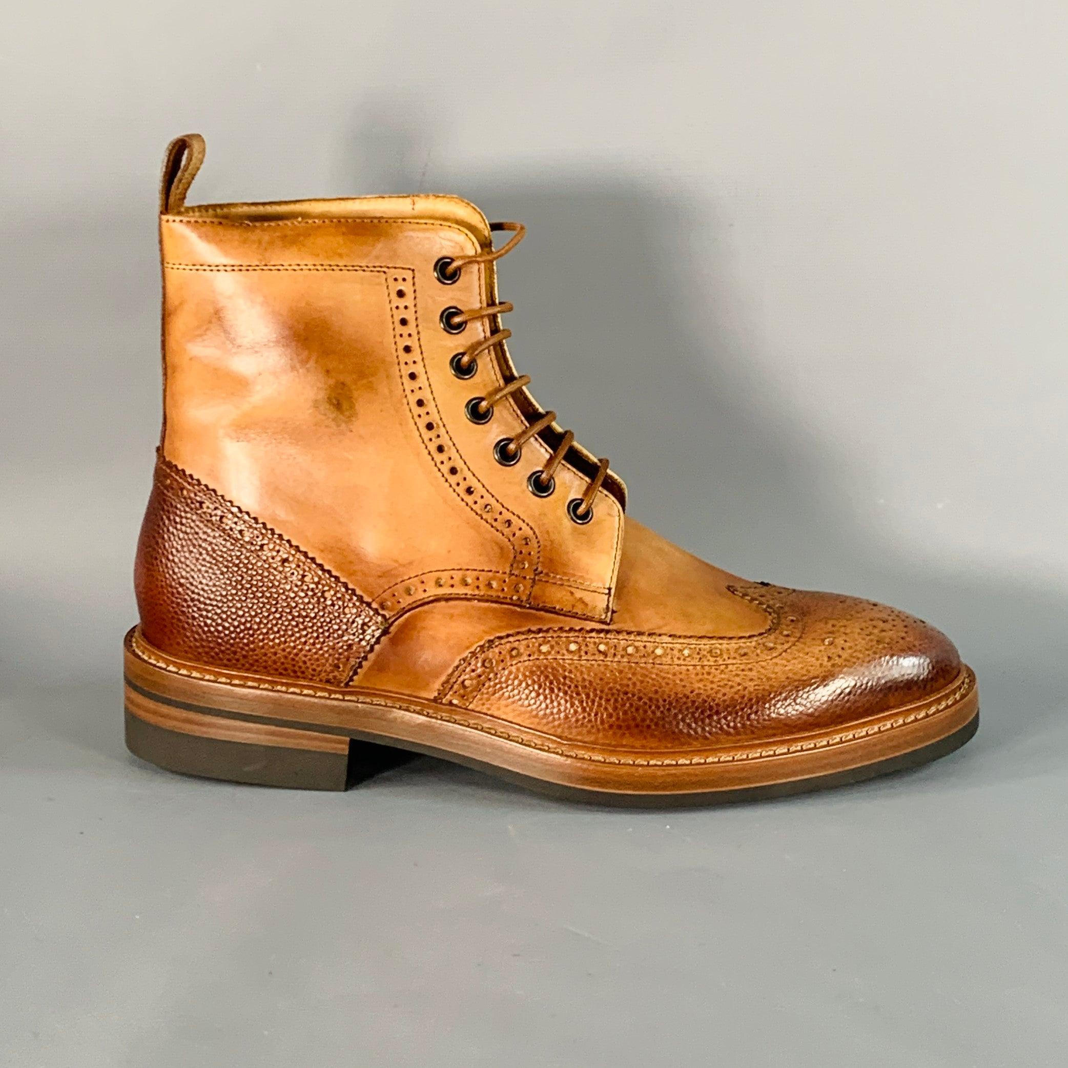 Bottes PAUL SMITH
en cuir antique beige et marron, avec des empiècements en grain de pierre, un bout d'aile perforé et une fermeture à lacets. Livré avec un sac à poussière. Fabriqué en Italie. Très bon état. 

Marqué :   U 235 7 41Longueur : 11.25