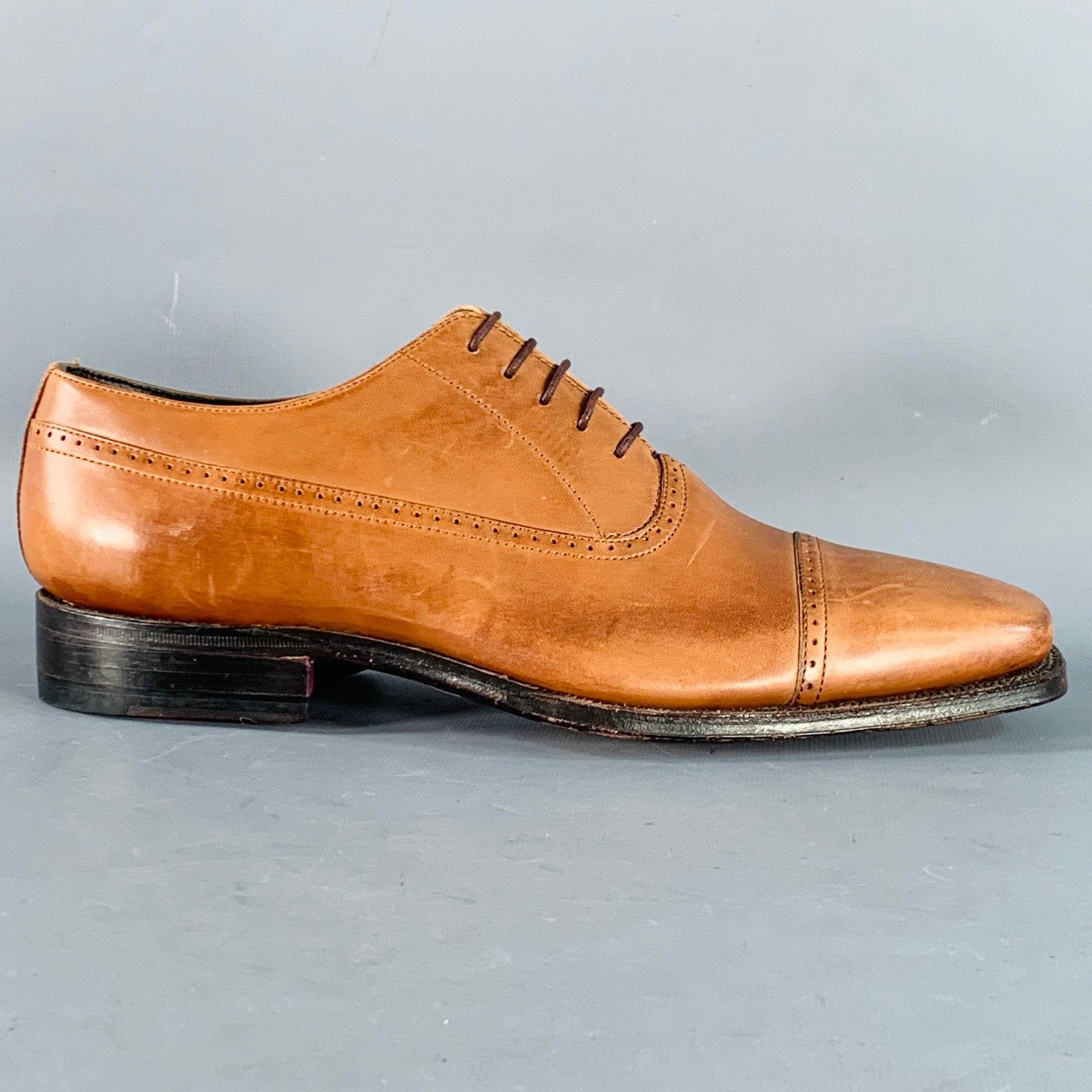 PAUL SMITH chaussures oxford
en cuir fauve, avec un design perforé, un bout de pied en forme de cap et une fermeture à lacets. Fabriqué à la main. Excellent état d'usage. 

Marqué :   5054PAS B19Semelle d'usure : 11.5 pouces  x 4 pouces 
  
  
